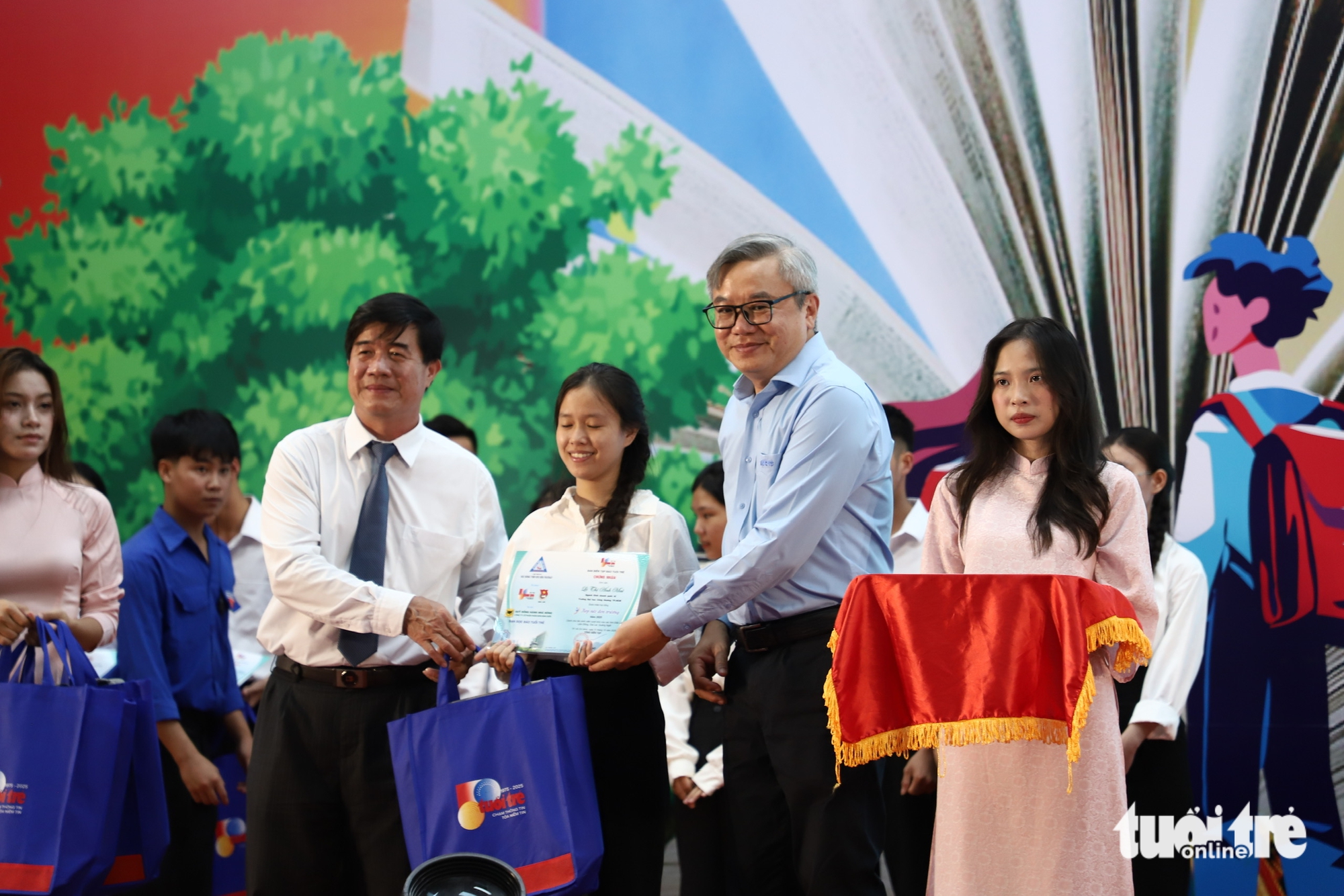 Nữ sinh viên ĐH Quy Nhơn làm thuê khó nhọc bao năm, nghe được học bổng nước mắt cứ rơi 7 Tiếp sức đến trường - Ảnh 20.