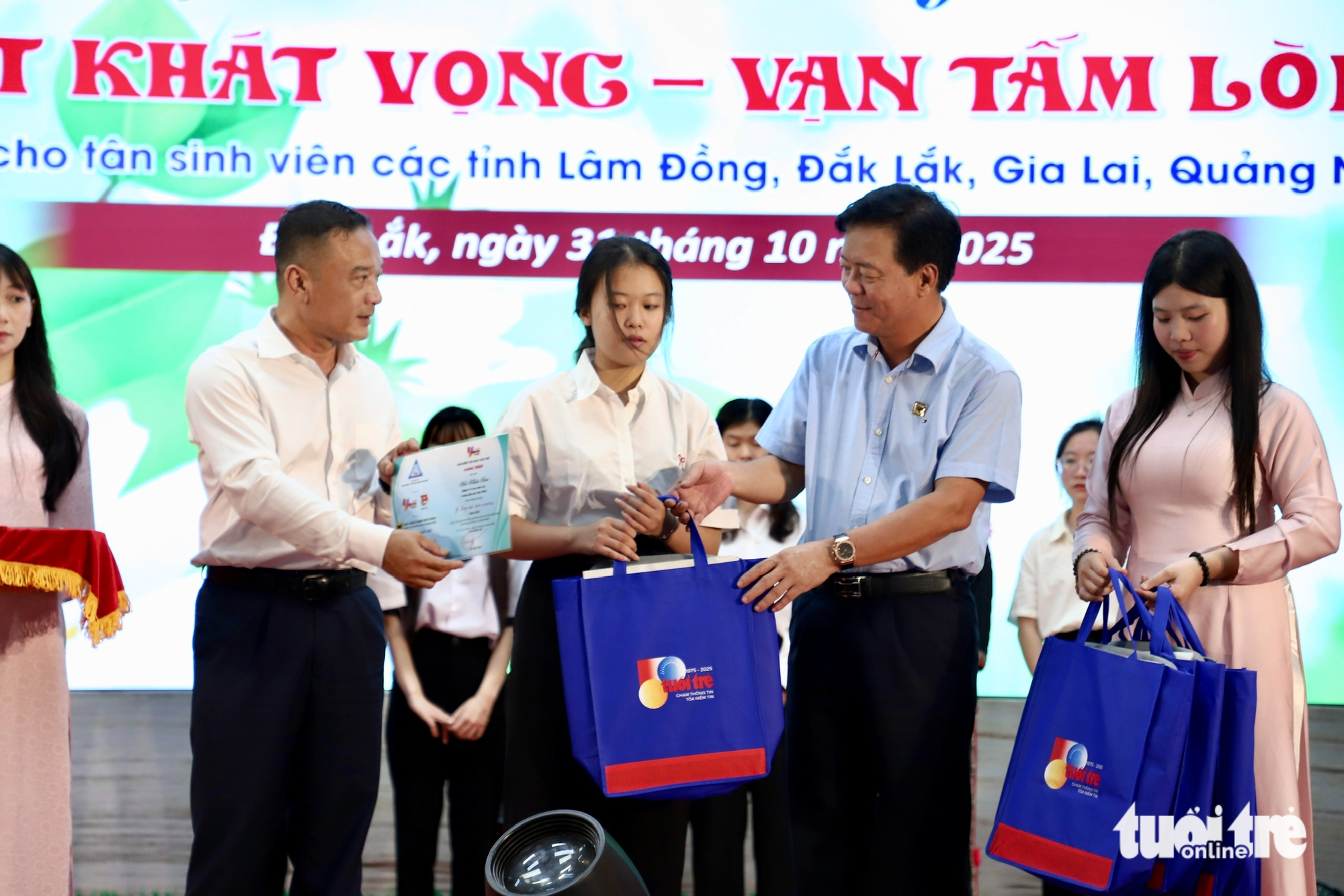 Nữ sinh viên ĐH Quy Nhơn làm thuê khó nhọc bao năm, nghe được học bổng nước mắt cứ rơi 8 Tiếp sức đến trường - Ảnh 21.