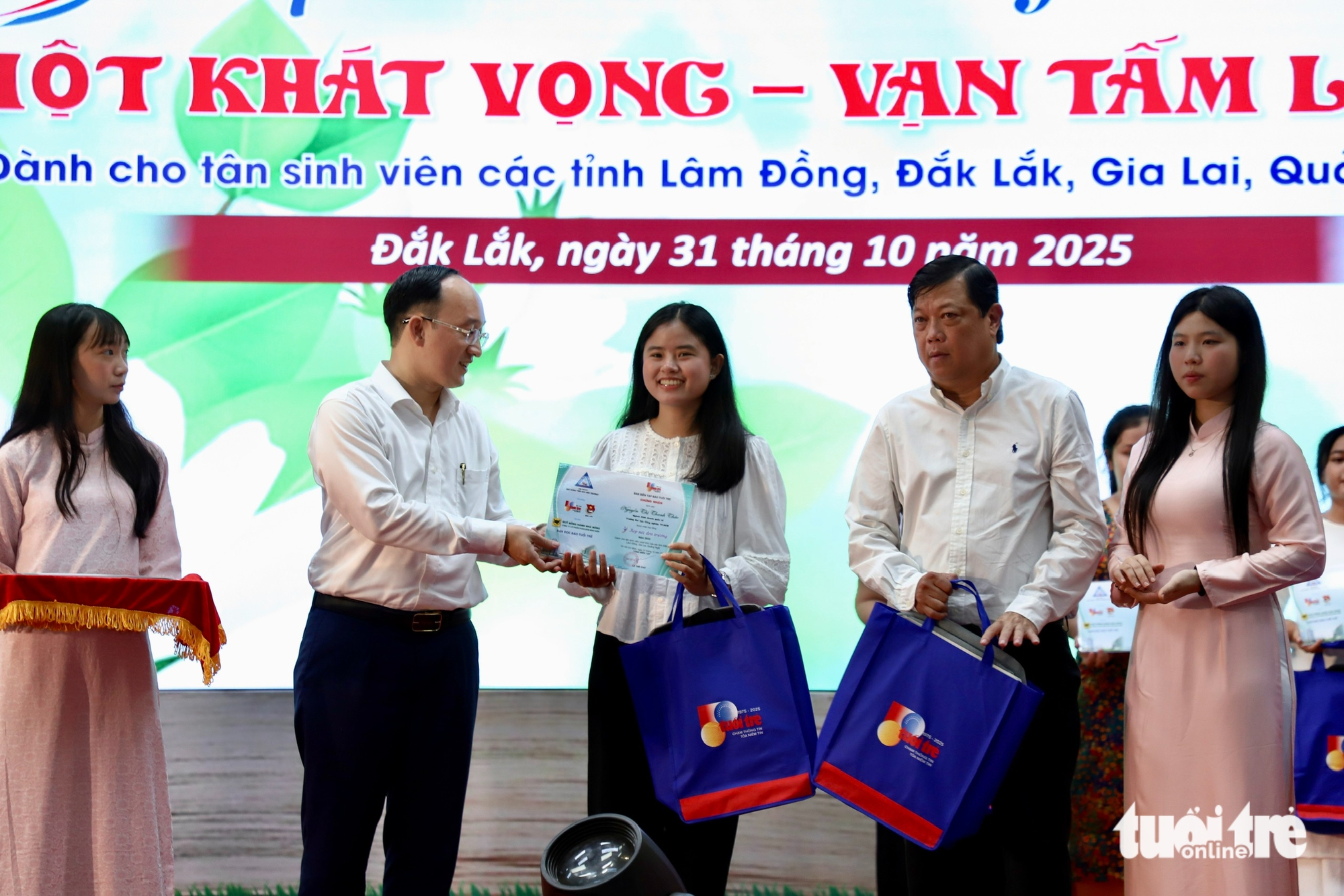Nữ sinh viên ĐH Quy Nhơn làm thuê khó nhọc bao năm, nghe được học bổng nước mắt cứ rơi 9 Tiếp sức đến trường - Ảnh 22.