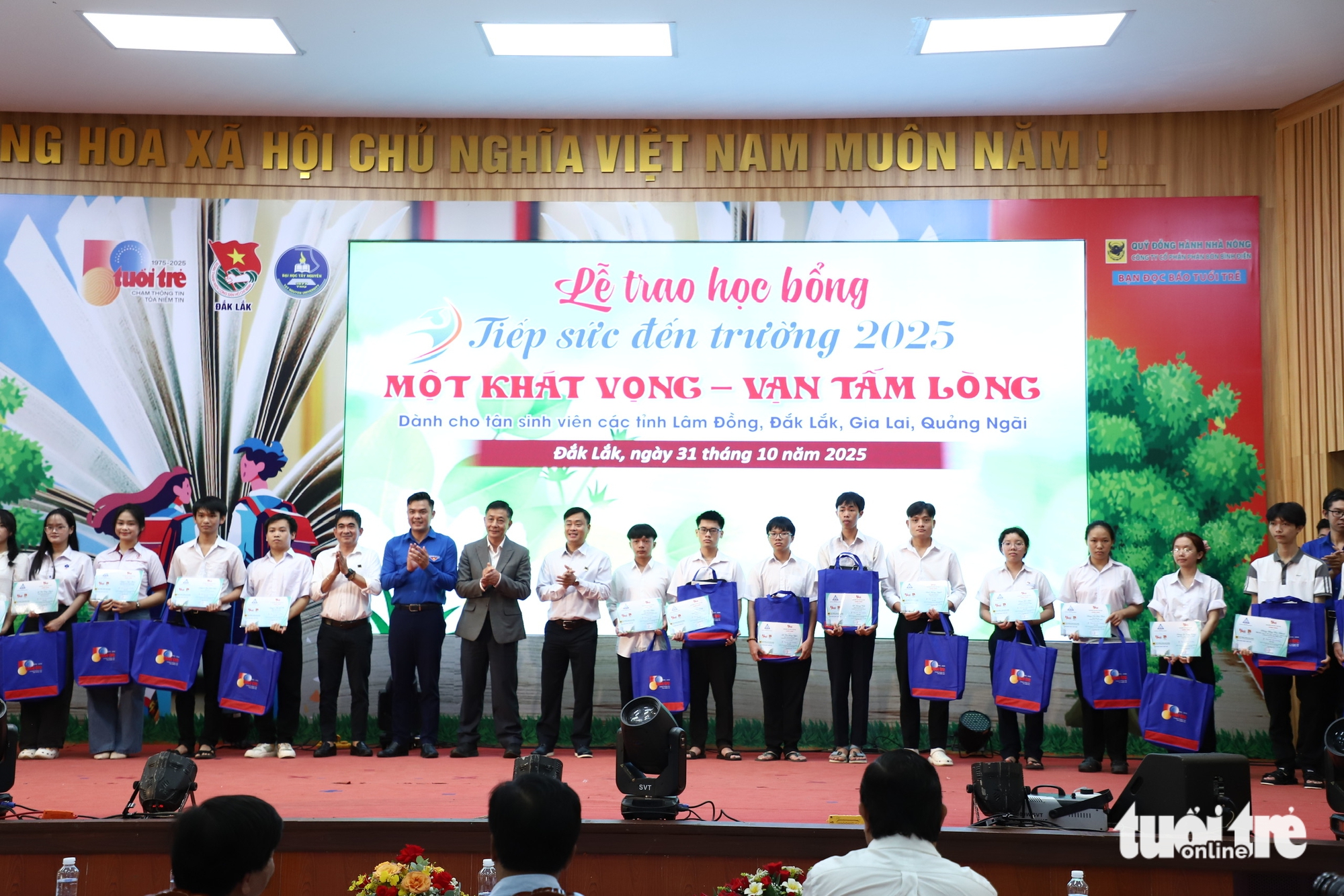 Nữ sinh viên ĐH Quy Nhơn làm thuê khó nhọc bao năm, nghe được học bổng nước mắt cứ rơi 10 Tiếp sức đến trường - Ảnh 23.