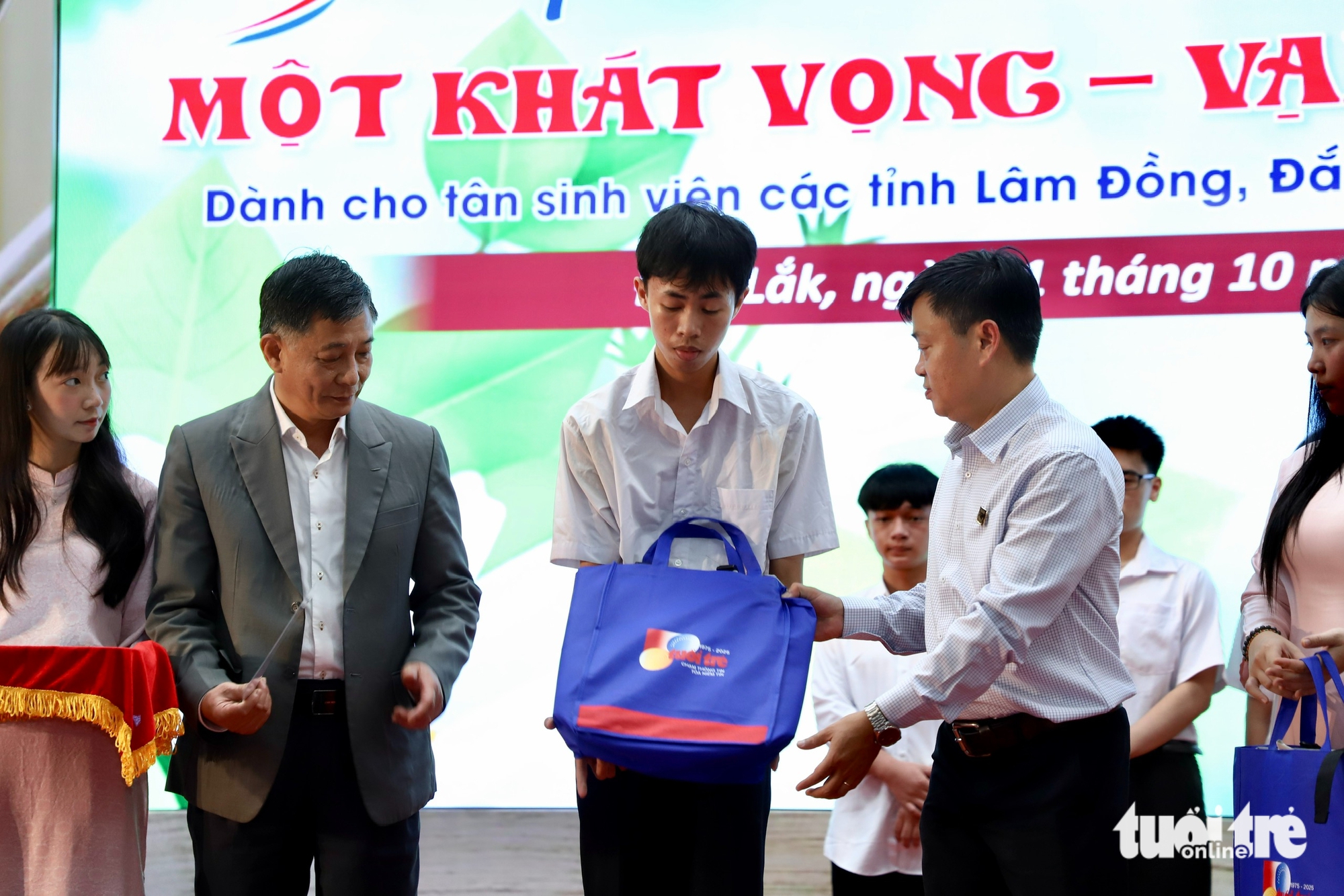 Nữ sinh viên ĐH Quy Nhơn làm thuê khó nhọc bao năm, nghe được học bổng nước mắt cứ rơi 11 Tiếp sức đến trường - Ảnh 24.