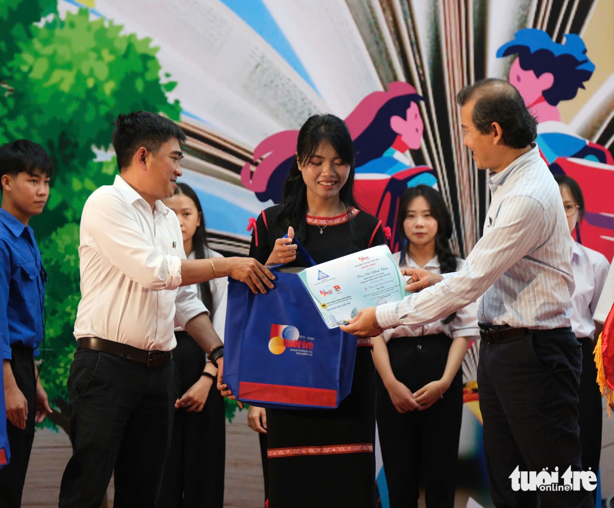 Nữ sinh viên ĐH Quy Nhơn làm thuê khó nhọc bao năm, nghe được học bổng nước mắt cứ rơi 13 Tiếp sức đến trường - Ảnh 26.