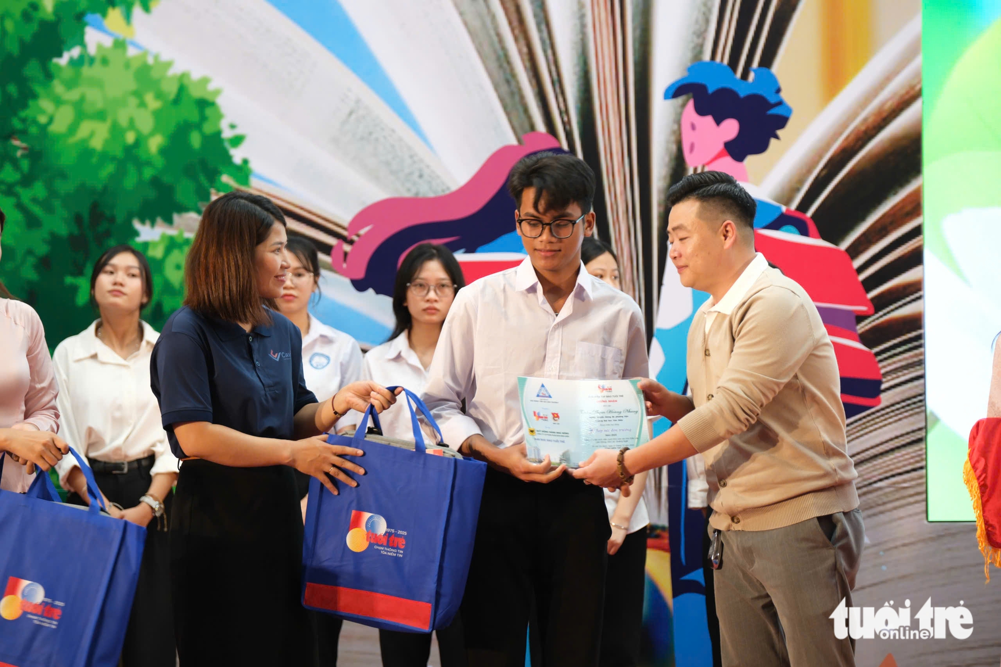 Nữ sinh viên ĐH Quy Nhơn làm thuê khó nhọc bao năm, nghe được học bổng nước mắt cứ rơi 14 Tiếp sức đến trường - Ảnh 27.