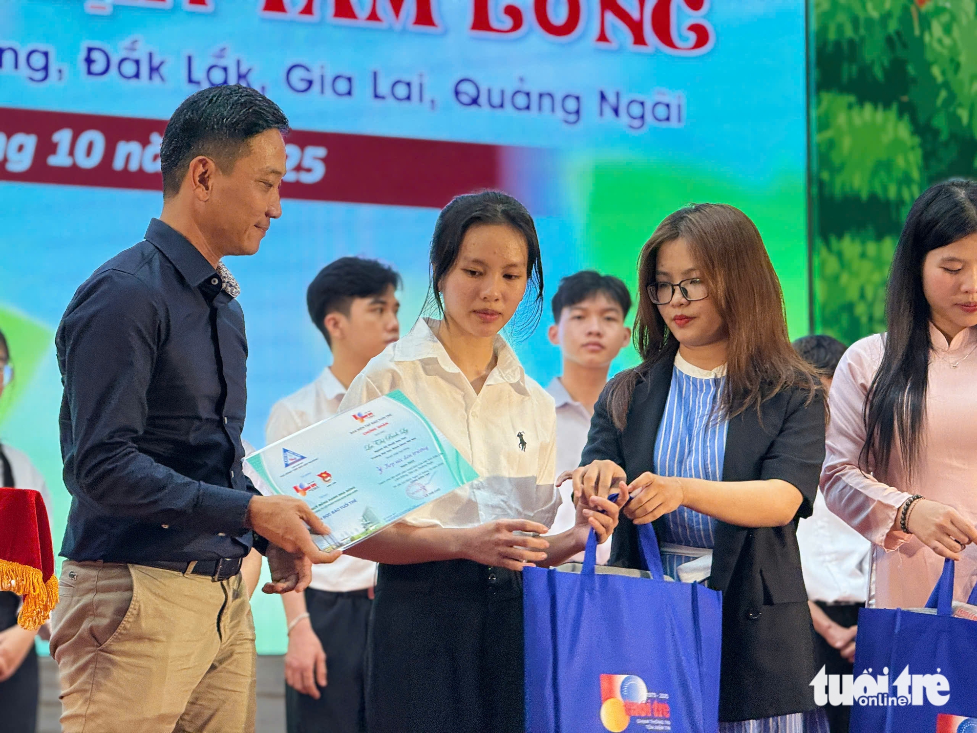 Nữ sinh viên ĐH Quy Nhơn làm thuê khó nhọc bao năm, nghe được học bổng nước mắt cứ rơi 15 Tiếp sức đến trường - Ảnh 28.