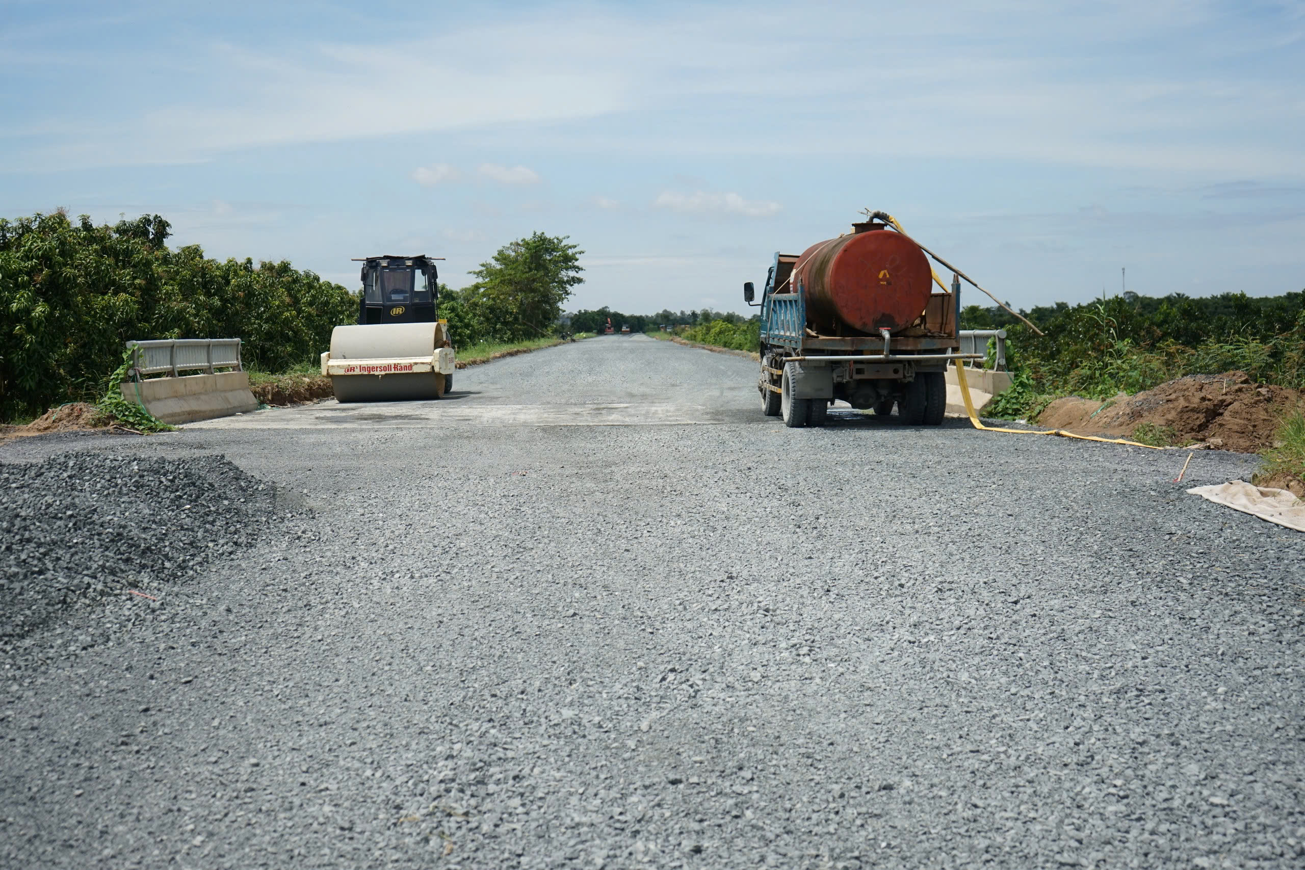 Vật liệu ở Đồng Tháp khan hiếm khiến nhà thầu phải thi công cầm chừng - Ảnh 2.