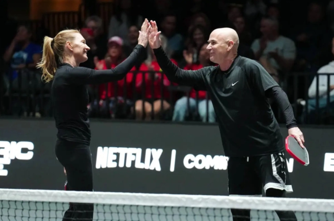 Vợ chồng Andre Agassi và Steffi Graf trong một trận đấu pickleball. Ảnh: ADL