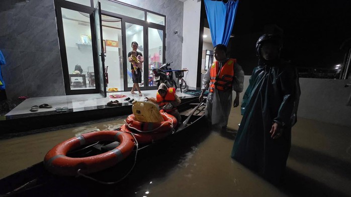 Quân khu 5 họp khẩn, huy động lực lượng ứng cứu vùng ngập lụt - Ảnh 2.