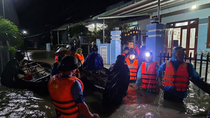 Quân khu 5 họp khẩn, huy động lực lượng ứng cứu vùng ngập lụt - Ảnh 3.