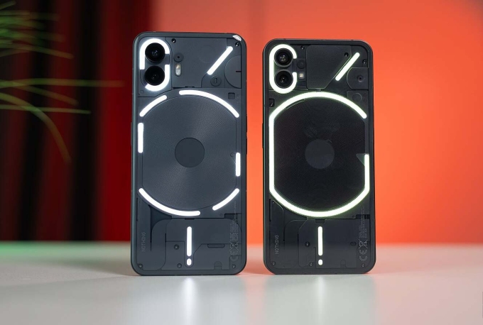 Điện thoại Nothing Phone (2) (trái) và Nothing Phone (1) (phải). Ảnh: Phone Arena