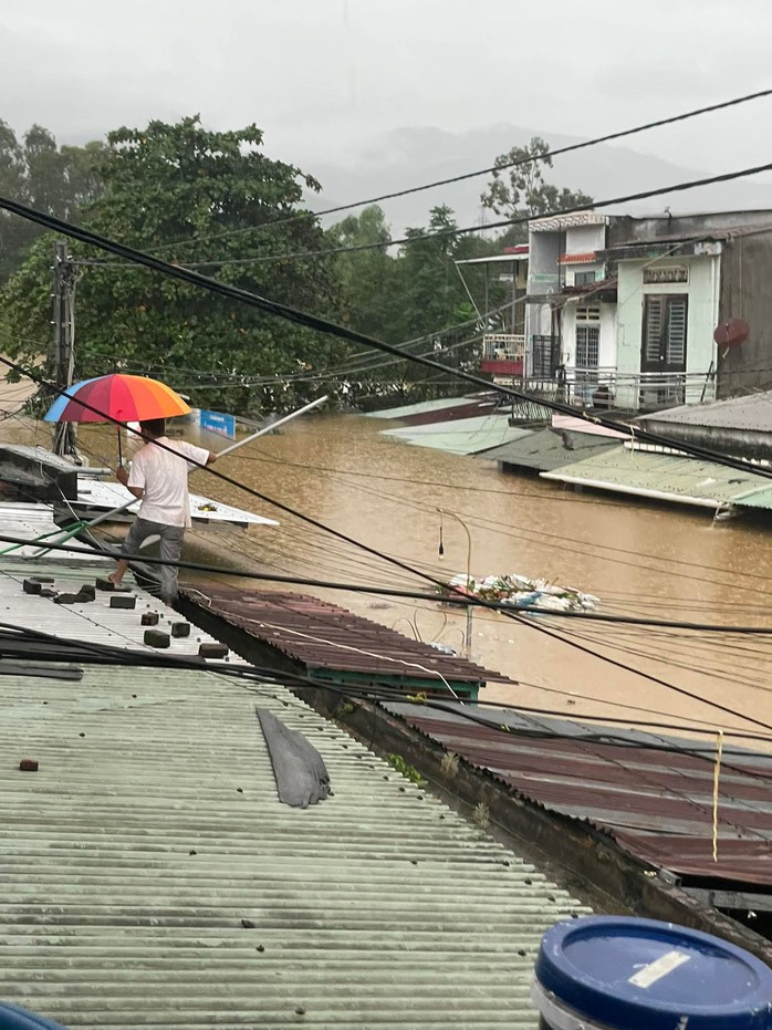 Lũ đặc biệt lớn ở Đà Nẵng buộc xã Trà Leng di dời trụ sở trong đêm - Ảnh 2.