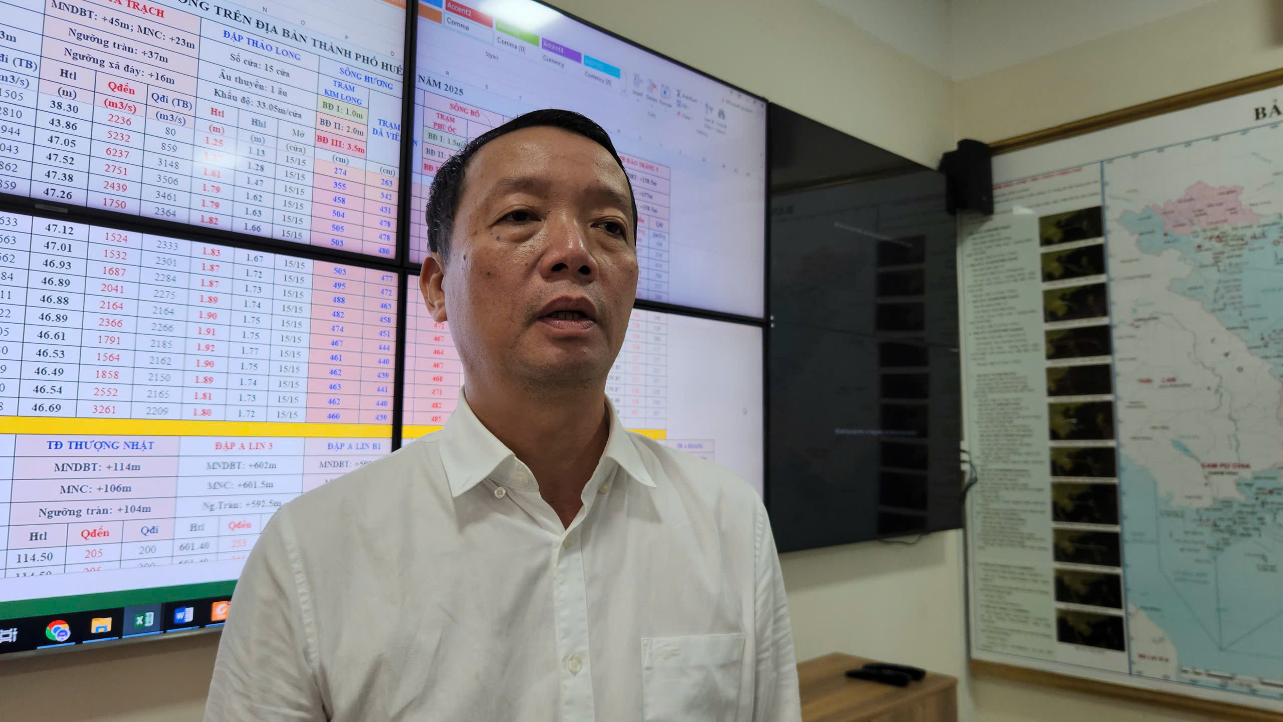 Mưa lũ miền Trung: Hàng ngàn ngôi nhà ở Huế vẫn ngập sâu; tàu hàng gặp nạn ở Quảng Trị - Ảnh 1.