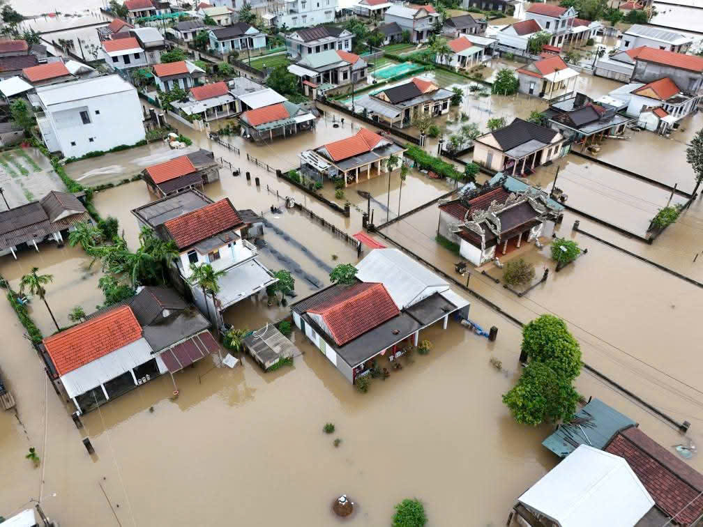 Mưa lũ miền Trung: Hàng ngàn ngôi nhà ở Huế vẫn ngập sâu; tàu hàng gặp nạn ở Quảng Trị - Ảnh 2.