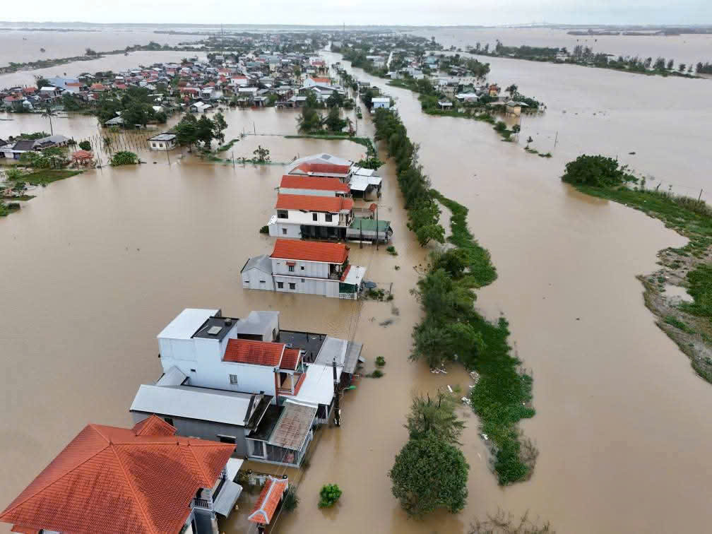 Mưa lũ miền Trung: Hàng ngàn ngôi nhà ở Huế vẫn ngập sâu; tàu hàng gặp nạn ở Quảng Trị - Ảnh 3.