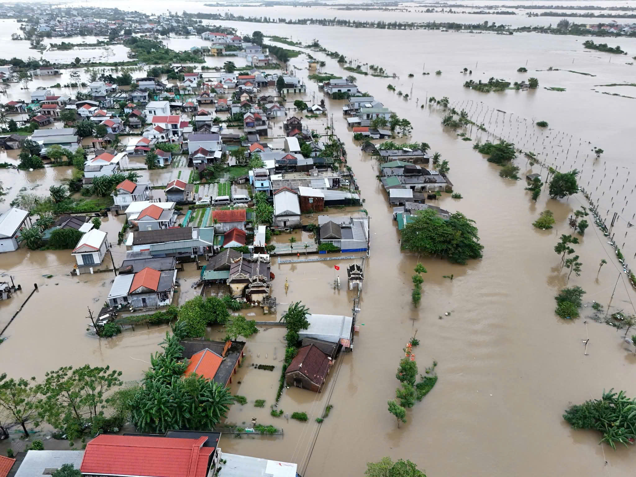 Mưa lũ miền Trung: Hàng ngàn ngôi nhà ở Huế vẫn ngập sâu; tàu hàng gặp nạn ở Quảng Trị - Ảnh 4.