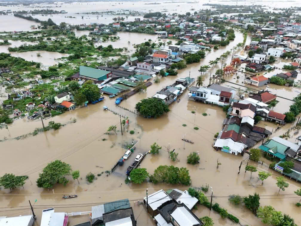 Mưa lũ miền Trung: Hàng ngàn ngôi nhà ở Huế vẫn ngập sâu; tàu hàng gặp nạn ở Quảng Trị - Ảnh 5.