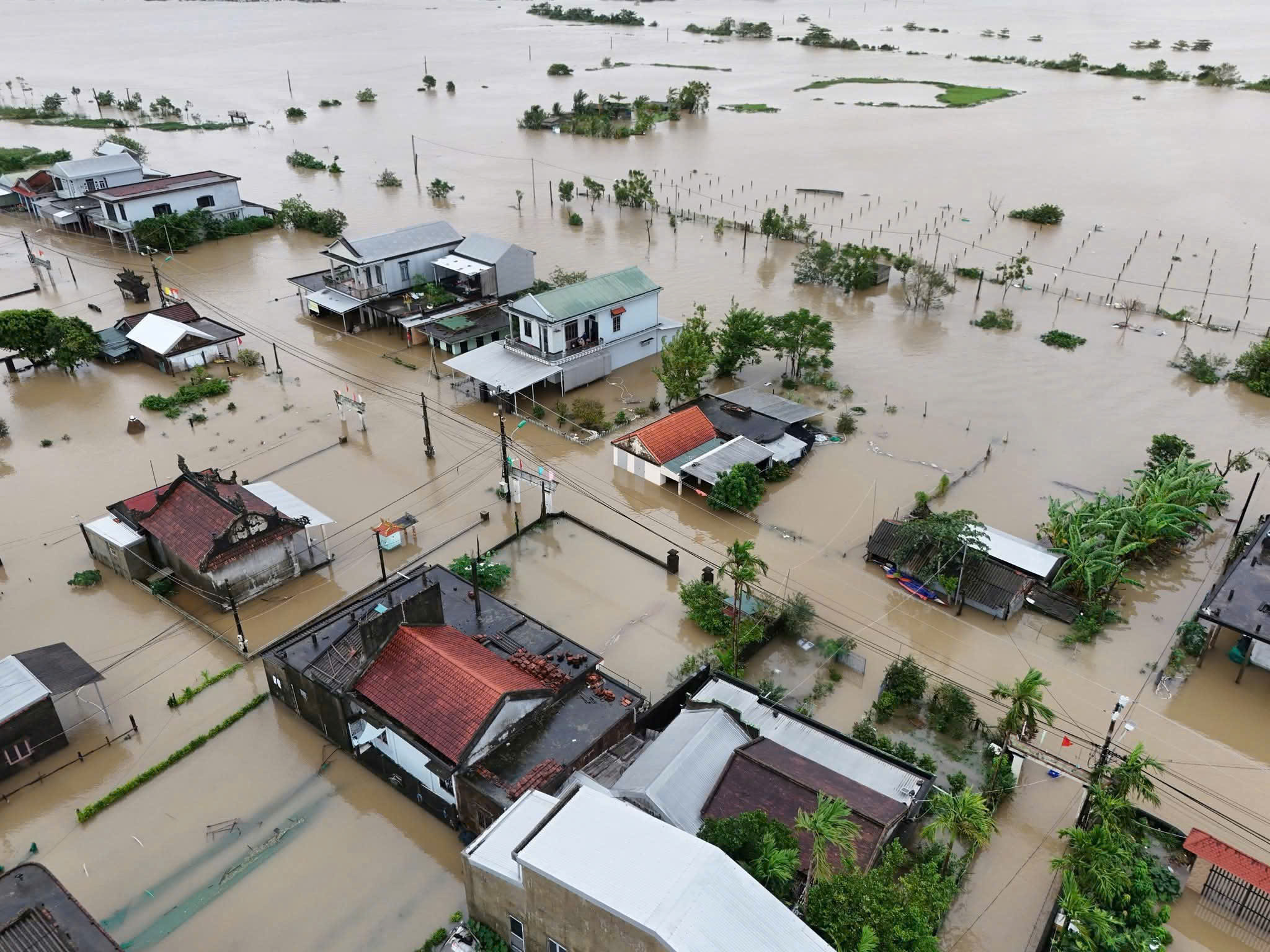 Mưa lũ miền Trung: Hàng ngàn ngôi nhà ở Huế vẫn ngập sâu; tàu hàng gặp nạn ở Quảng Trị - Ảnh 6.
