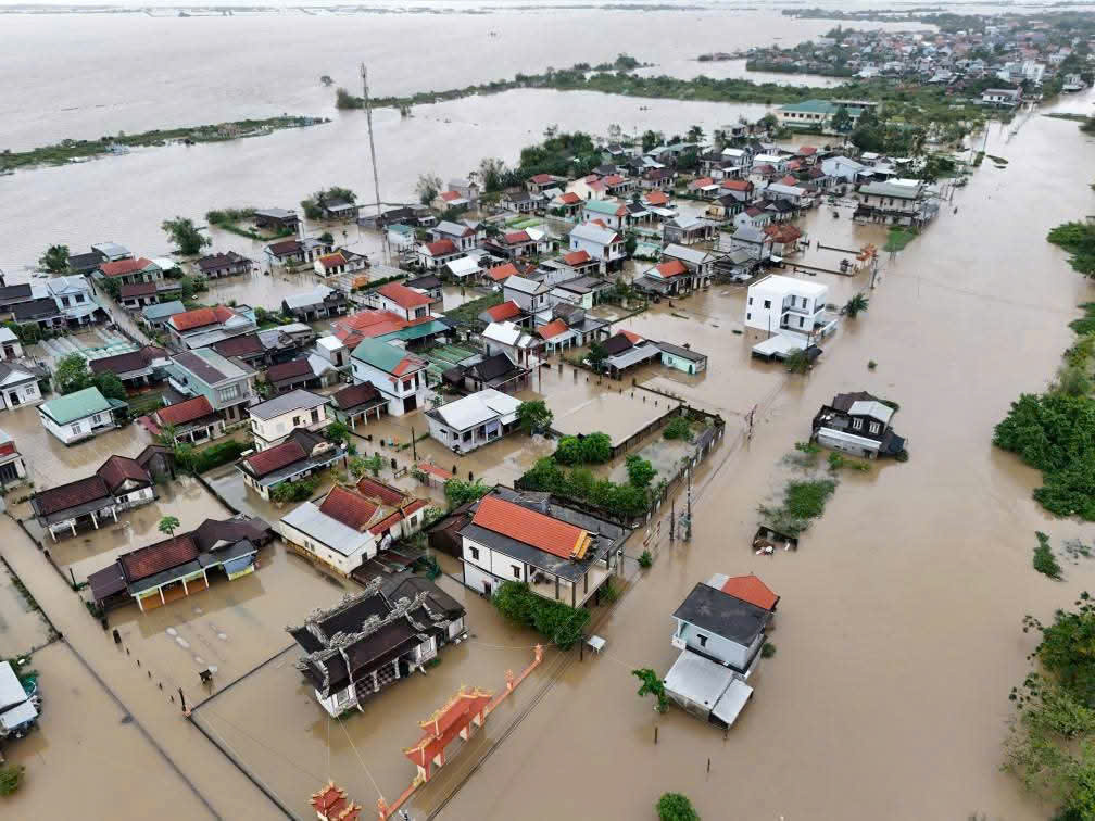 Mưa lũ miền Trung: Hàng ngàn ngôi nhà ở Huế vẫn ngập sâu; tàu hàng gặp nạn ở Quảng Trị - Ảnh 7.