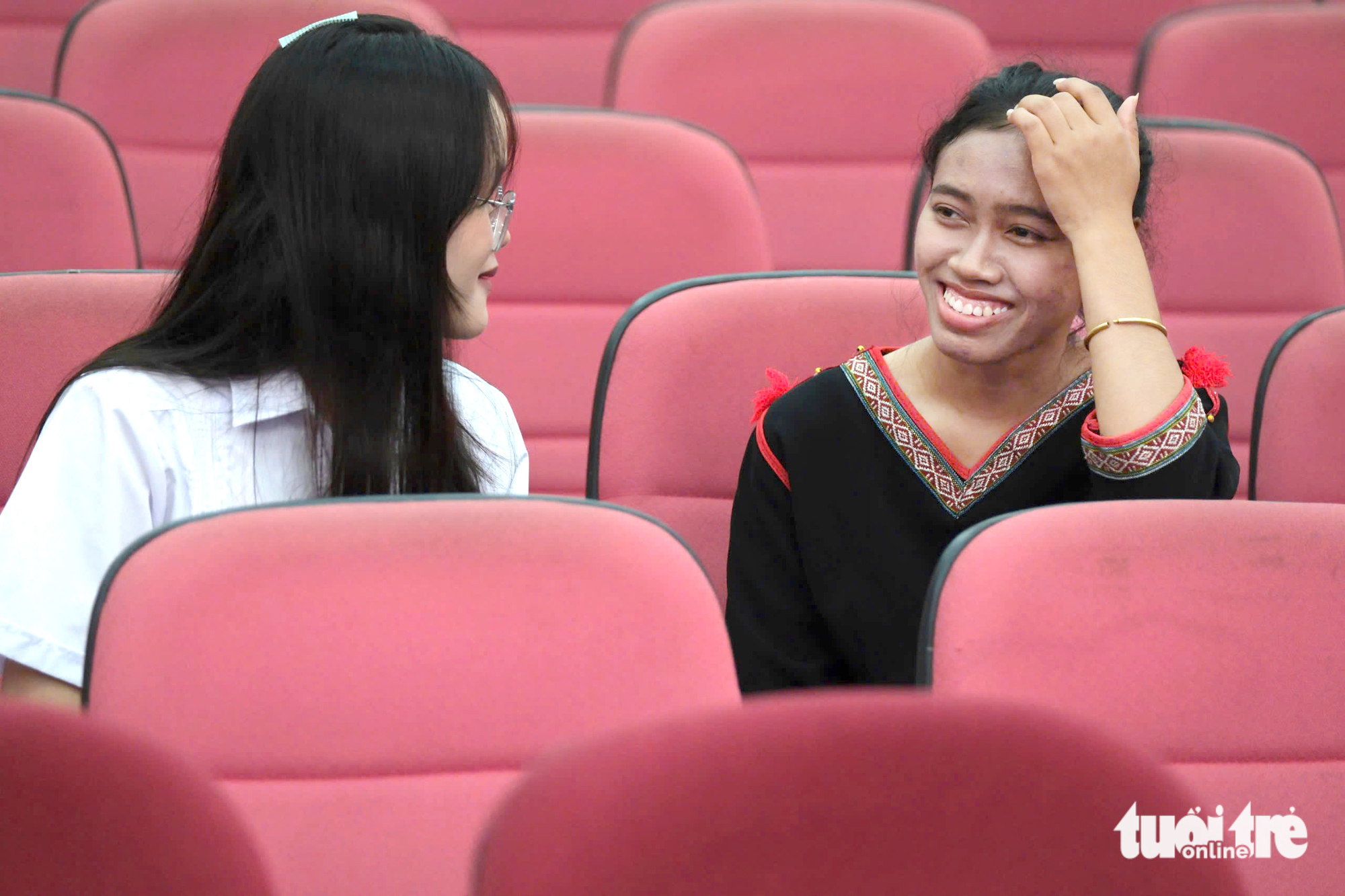 Nữ sinh viên ĐH Quy Nhơn làm thuê khó nhọc bao năm, nghe được học bổng nước mắt cứ rơi 6 Tiếp sức đến trường - Ảnh 15.