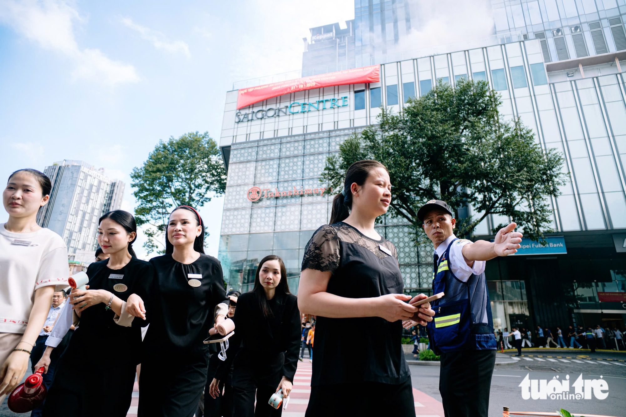 Diễn tập chữa cháy và cứu nạn, cứu hộ tại tòa nhà Saigon Centre - Ảnh 4.