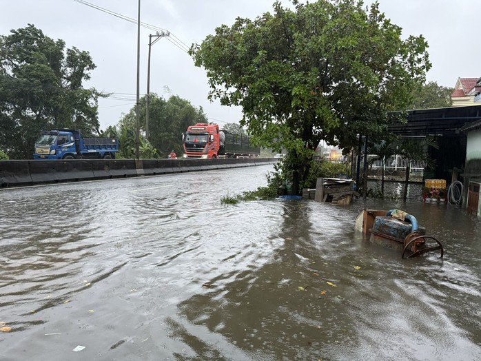 Nước lũ băng qua Quốc lộ 1 ở Đà Nẵng, CSGT cấm đường, phân luồng lên cao tốc - Ảnh 3.