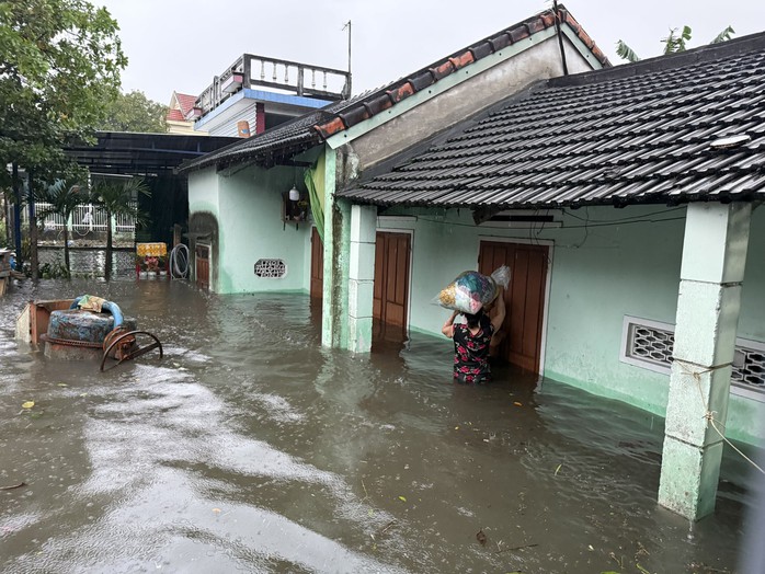 Nước lũ băng qua Quốc lộ 1 ở Đà Nẵng, CSGT cấm đường, phân luồng lên cao tốc - Ảnh 5.