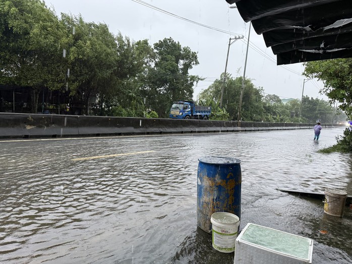 Nước lũ băng qua Quốc lộ 1 ở Đà Nẵng, CSGT cấm đường, phân luồng lên cao tốc - Ảnh 4.