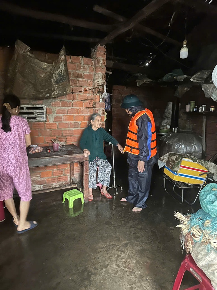 Nước lũ băng qua Quốc lộ 1 ở Đà Nẵng, CSGT cấm đường, phân luồng lên cao tốc - Ảnh 6.