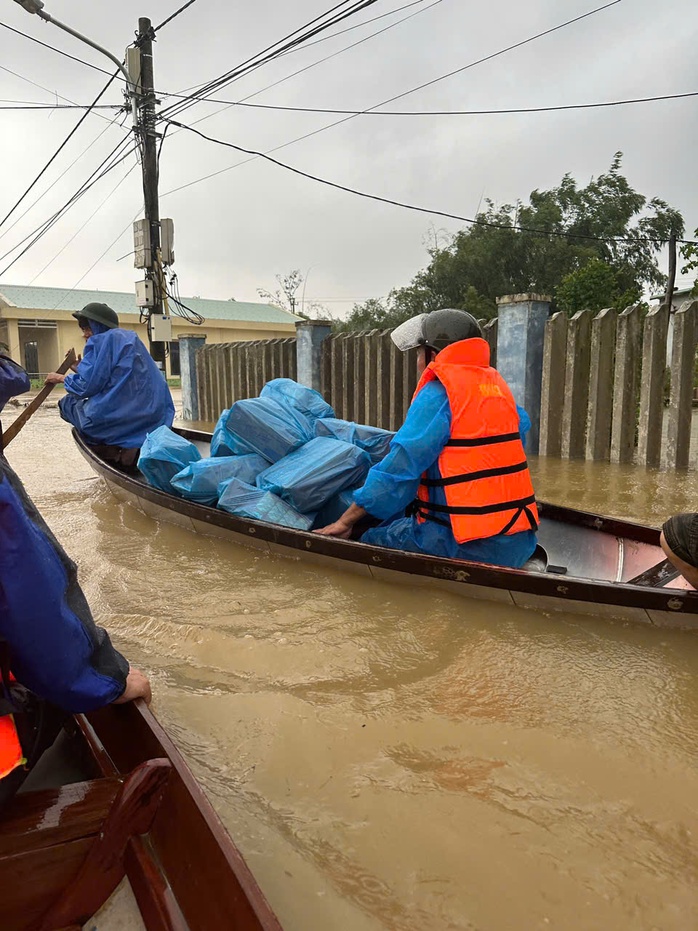 Nước lũ băng qua Quốc lộ 1 ở Đà Nẵng, CSGT cấm đường, phân luồng lên cao tốc - Ảnh 7.