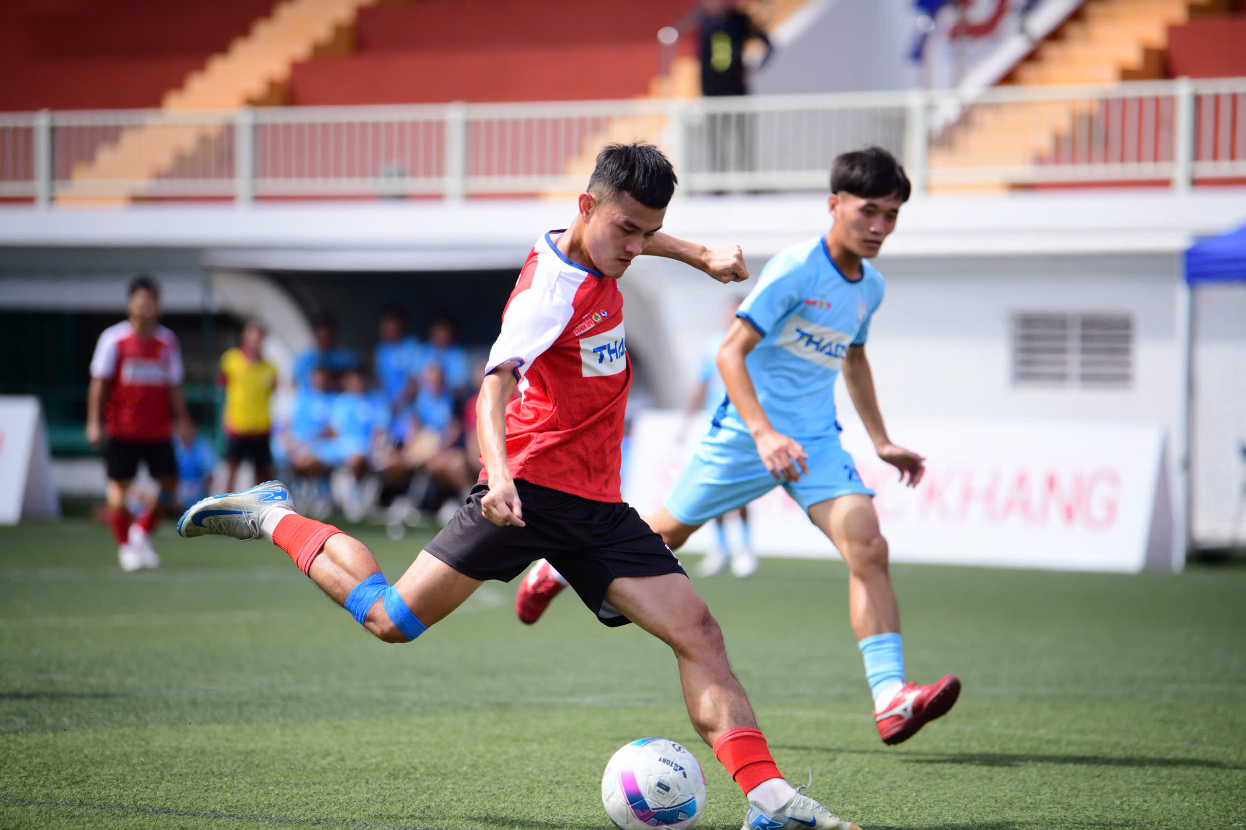 Nhiều kết quả bất ngờ ngày khai mạc vòng chung kết Giải bóng đá công nhân, viên chức 3 bóng đá công nhân - Ảnh 3.