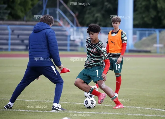 Ronaldo con có những động tác xử lý bóng rất giống cha mình. Ảnh: EPA. me-cua-ronaldo-xem-chau-noi-da-cho-tuyen-bo-dao-nha (2).jpg