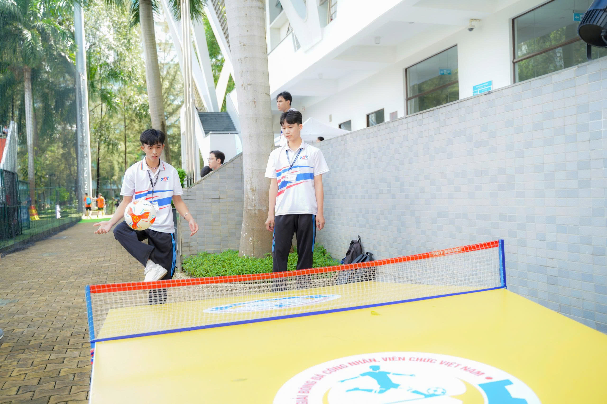 Nhiều hoạt động sôi nổi ở vòng chung kết Giải bóng đá công nhân, viên chức 3 Nhiều hoạt động sôi nổi ở vòng chung kết Giải bóng đá công nhân, viên chức - Ảnh 3.