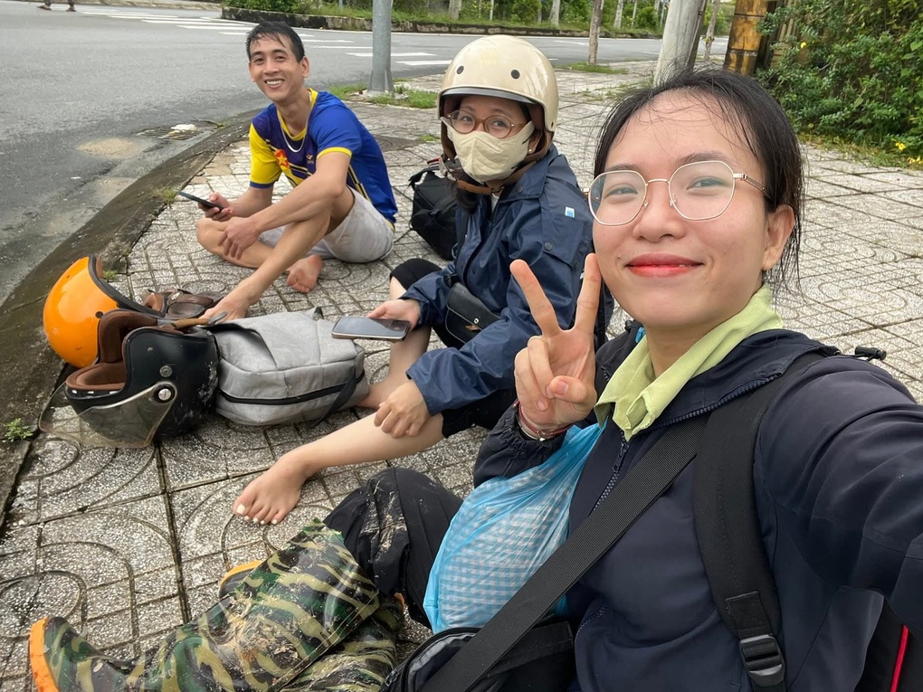 Giáo viên vùng cao đi bộ hàng chục km, băng qua sạt lở đến trường - 3