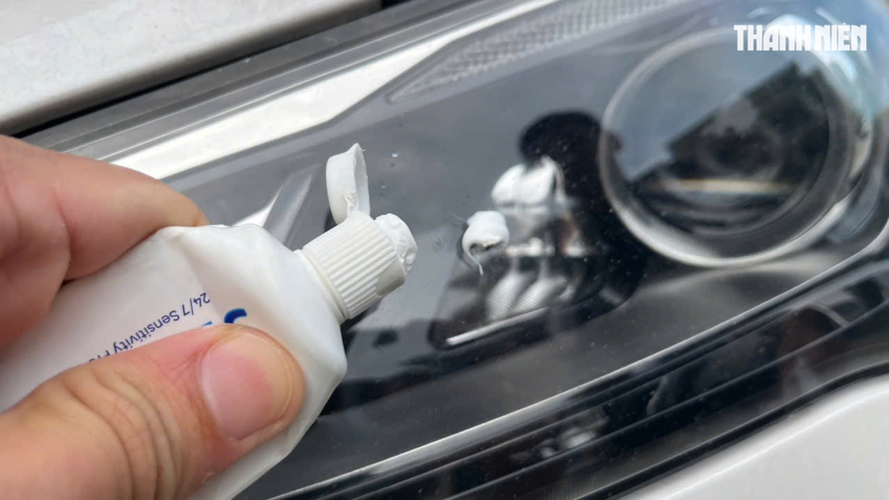 Thực hư việc làm sạch đèn pha ô tô bị ố vàng bằng kem đánh răng- Ảnh 2.