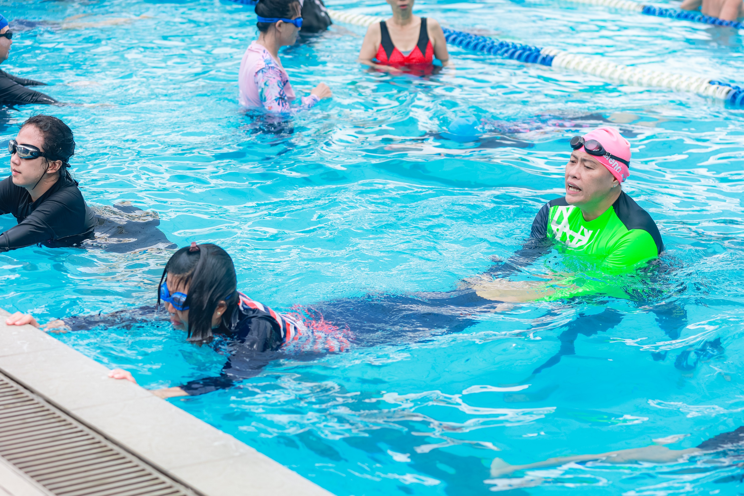 Lớp bơi miễn phí: Người cao tuổi TP.HCM hào hứng làm bạn với nước- Ảnh 2.