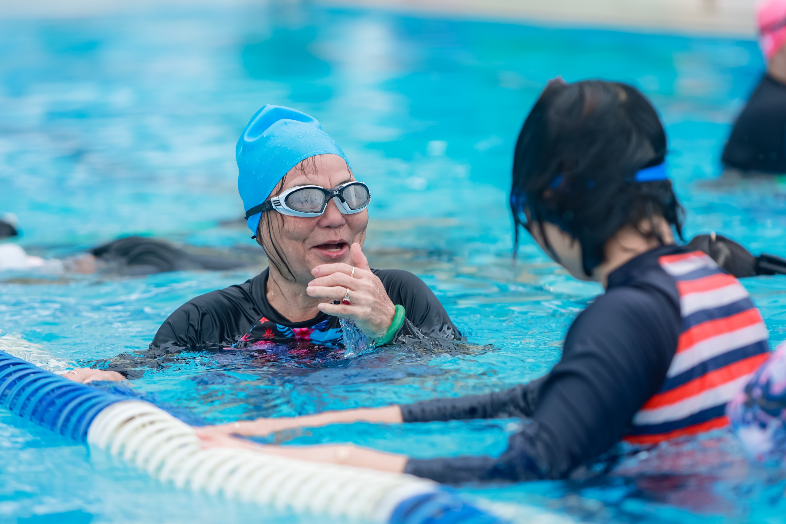 Lớp bơi miễn phí: Người cao tuổi TP.HCM hào hứng làm bạn với nước- Ảnh 4.