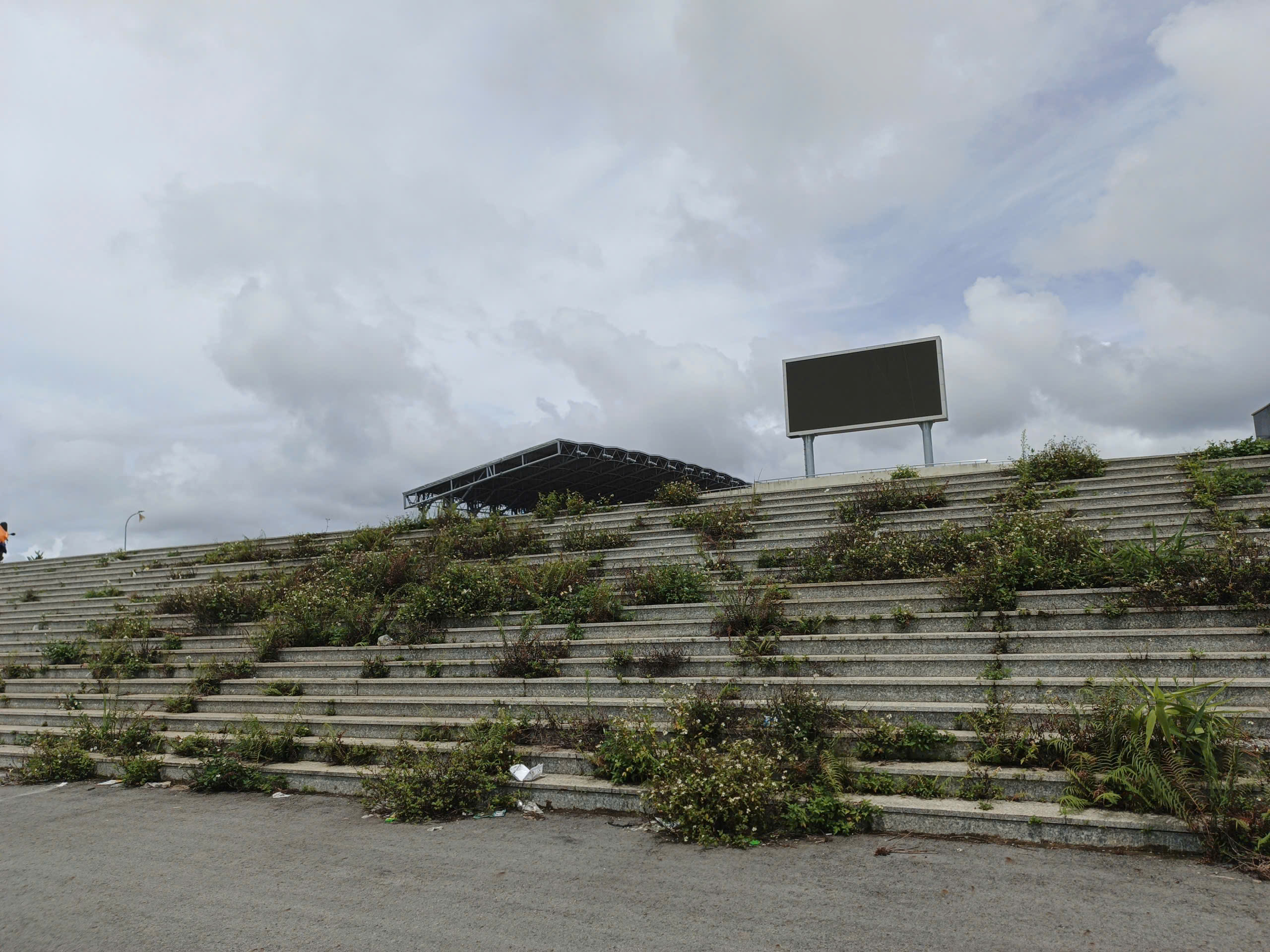 Sân Đà Lạt hàng trăm tỉ đồng bị xuống cấp nghiêm trọng, rất nhếch nhác: Quá lãng phí!- Ảnh 9.