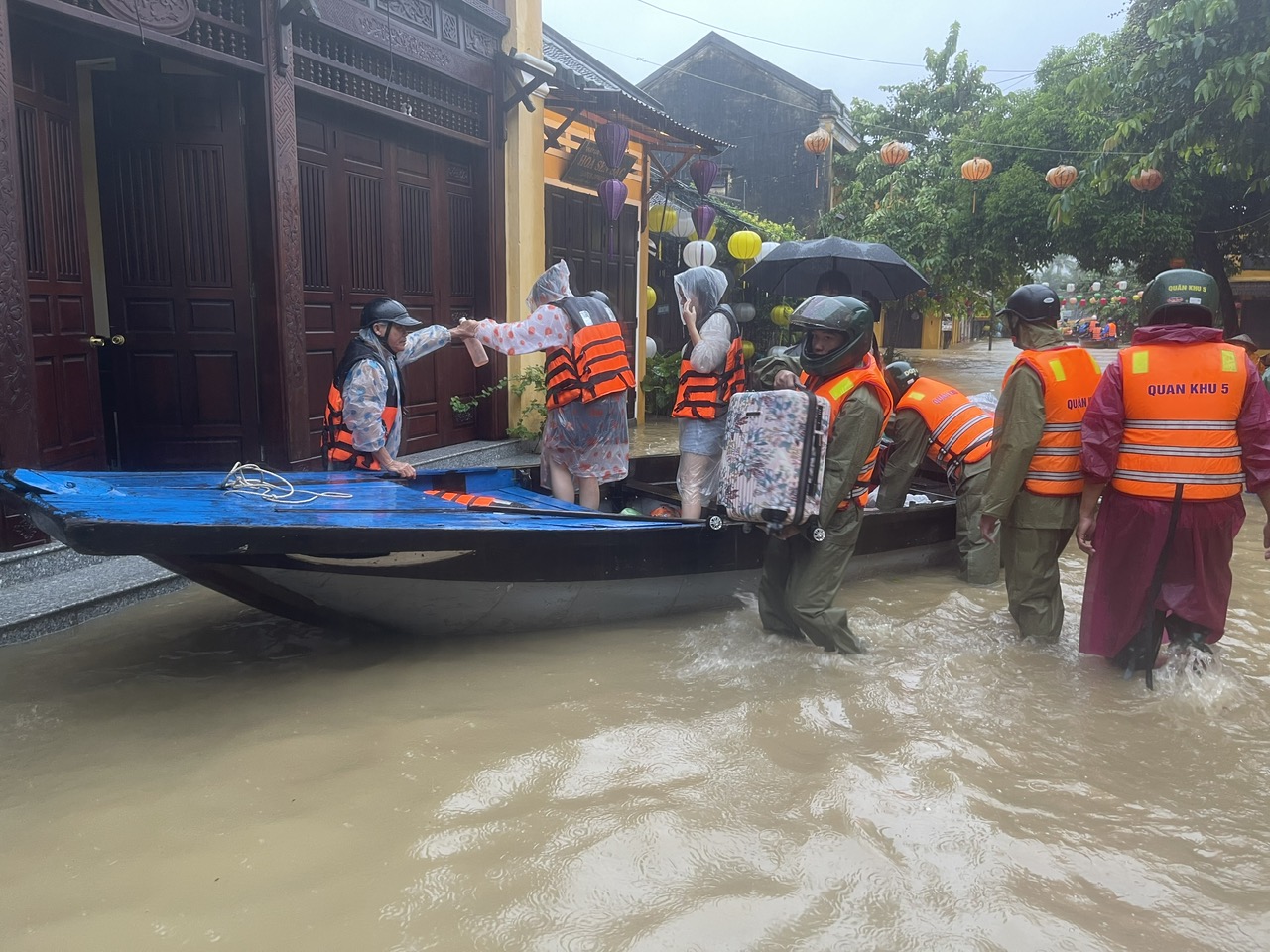 Chủ tịch Đà Nẵng chỉ đạo ứng phó mưa lũ và sạt lở đất cấp bách - Ảnh 2.