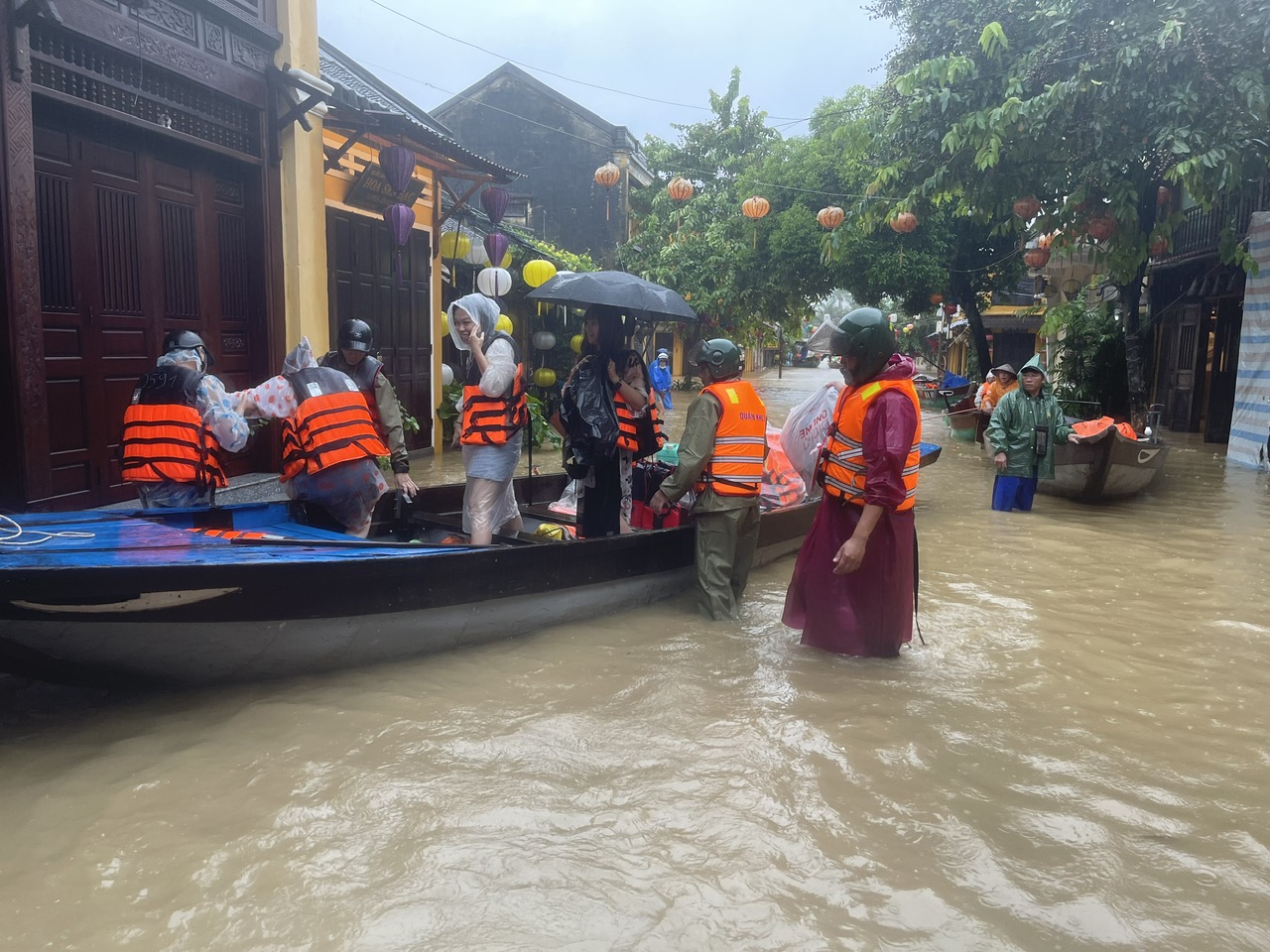Chủ tịch Đà Nẵng chỉ đạo ứng phó mưa lũ và sạt lở đất cấp bách - Ảnh 3.