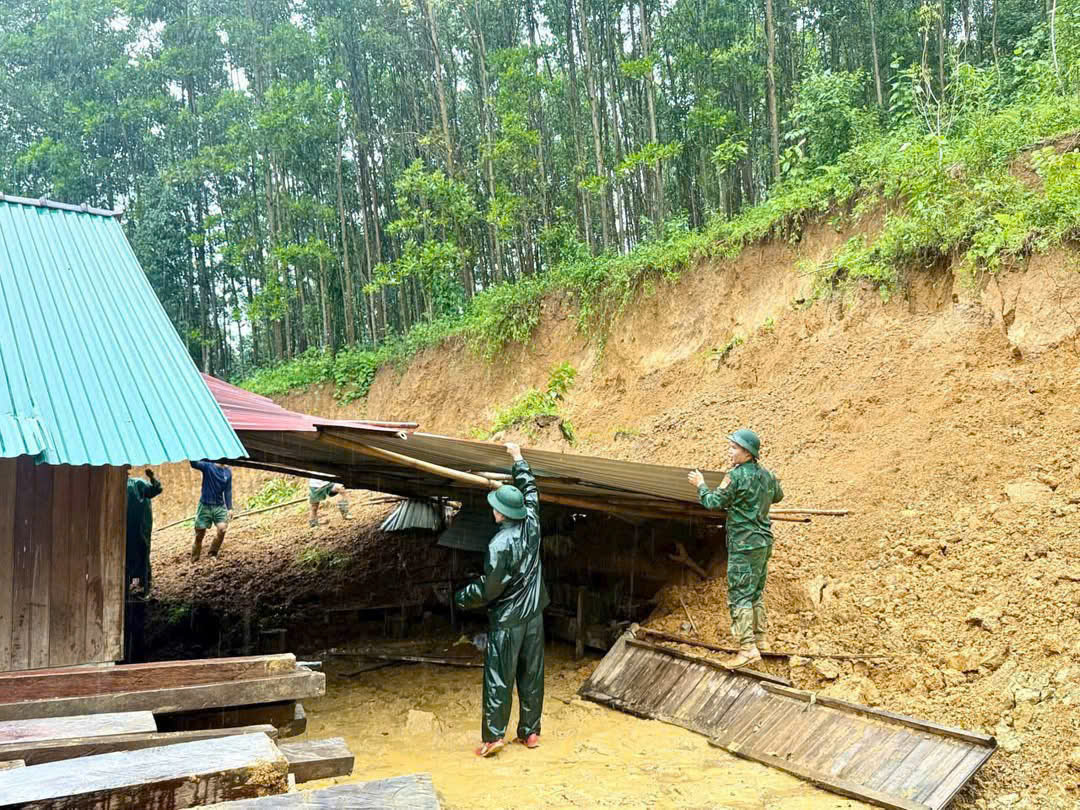 Chủ tịch Đà Nẵng chỉ đạo ứng phó mưa lũ và sạt lở đất cấp bách - Ảnh 5.