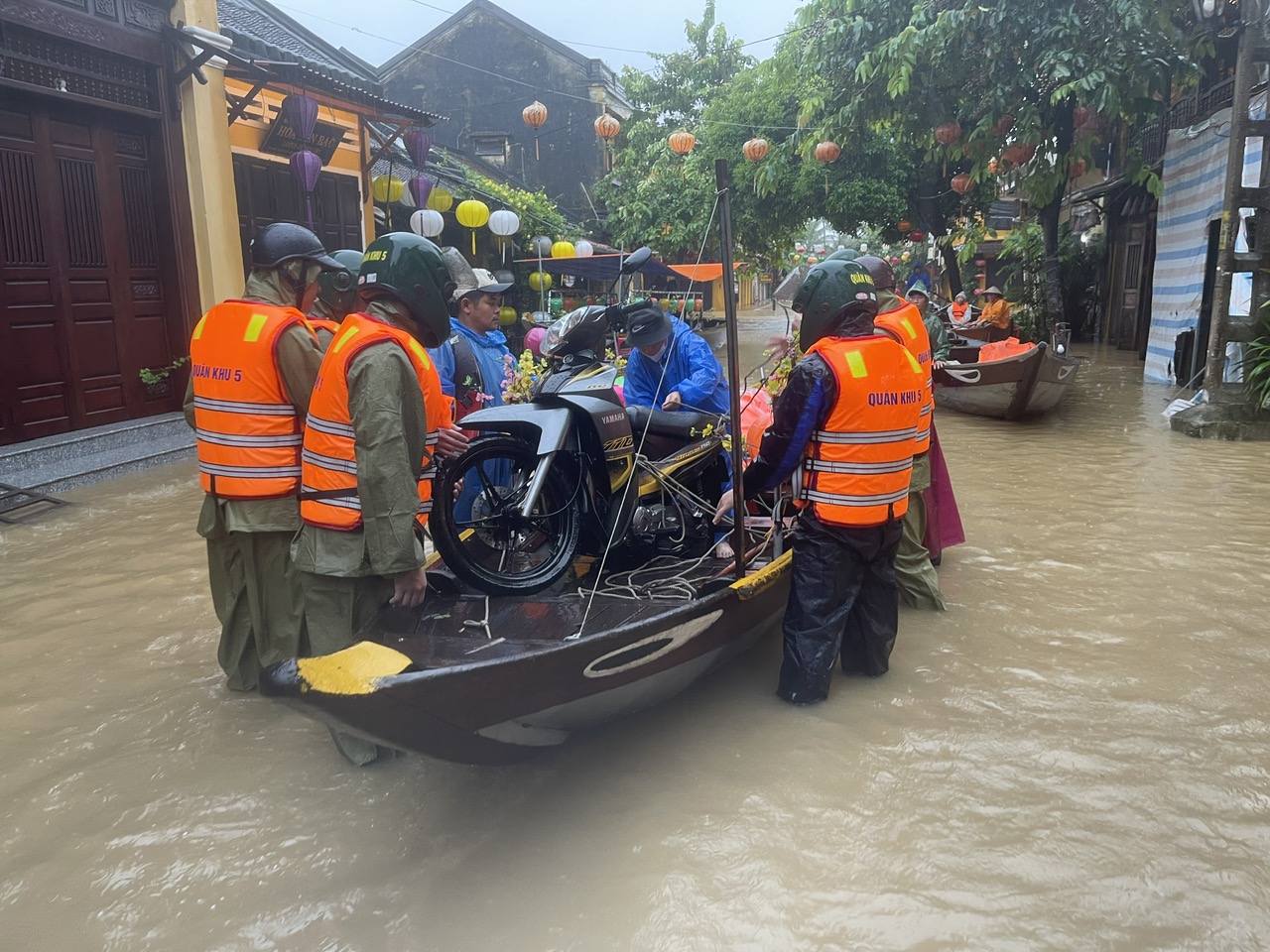 Chủ tịch Đà Nẵng chỉ đạo ứng phó mưa lũ và sạt lở đất cấp bách - Ảnh 4.