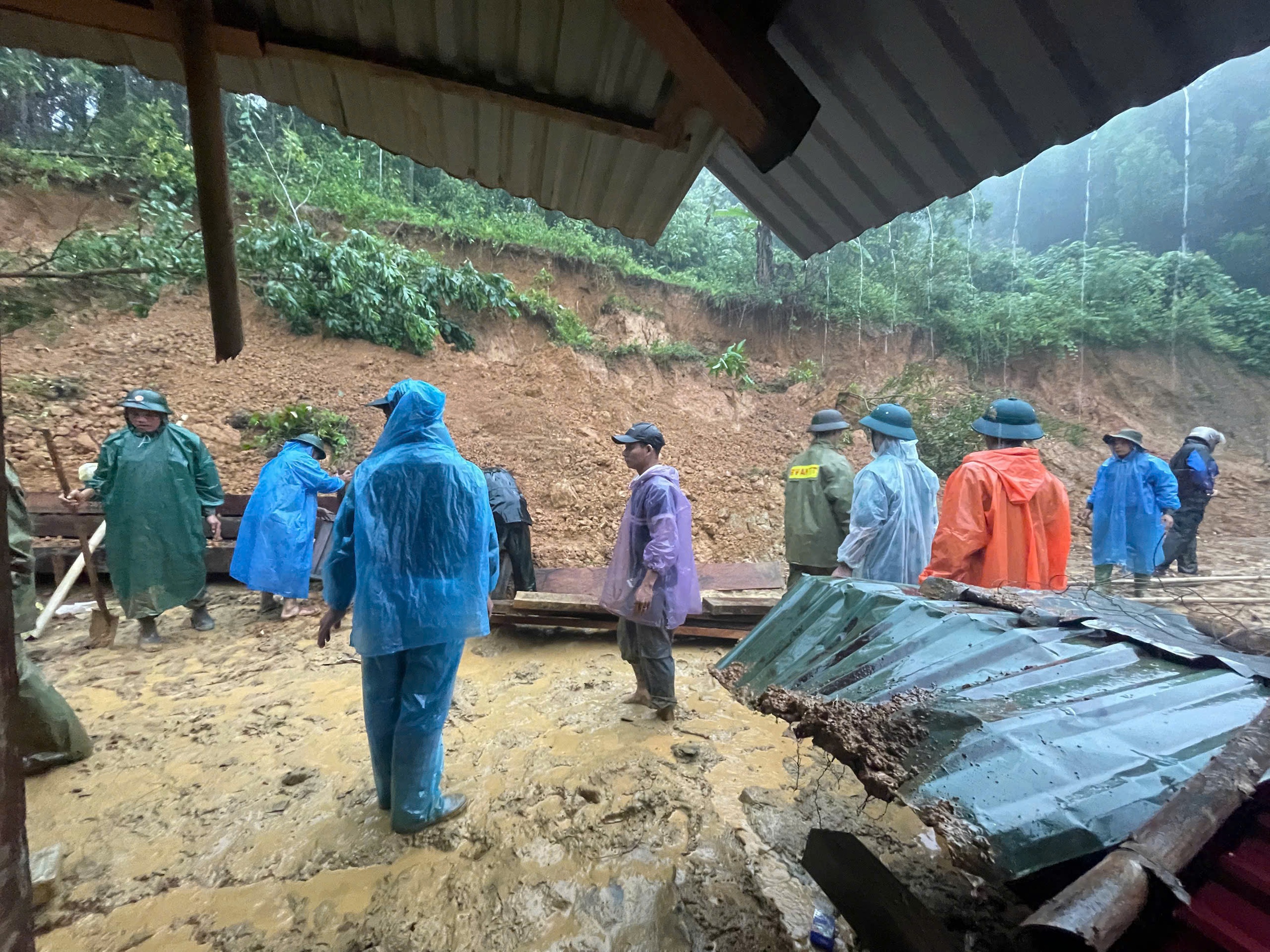 Chủ tịch Đà Nẵng chỉ đạo ứng phó mưa lũ và sạt lở đất cấp bách - Ảnh 6.