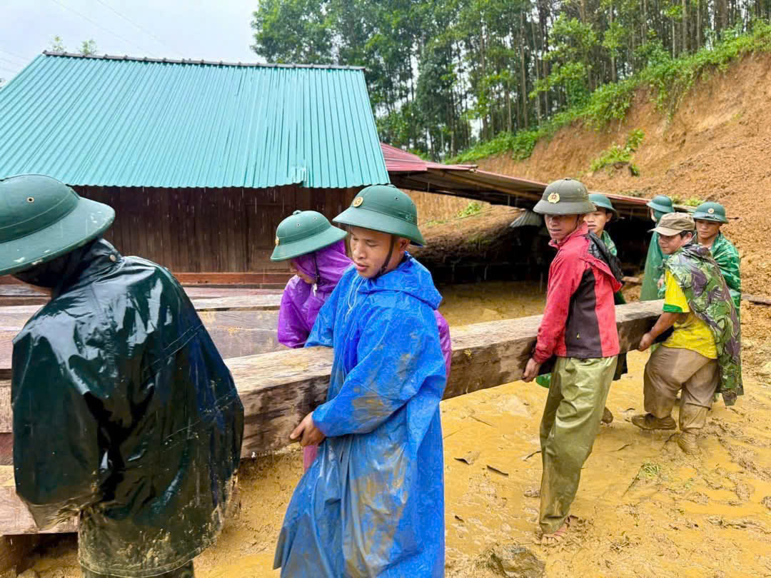 Chủ tịch Đà Nẵng chỉ đạo ứng phó mưa lũ và sạt lở đất cấp bách - Ảnh 7.