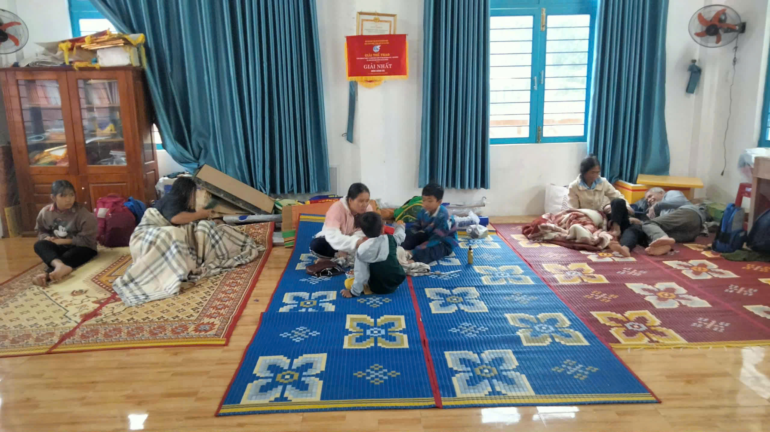 Chủ tịch Đà Nẵng chỉ đạo ứng phó mưa lũ và sạt lở đất cấp bách - Ảnh 9.