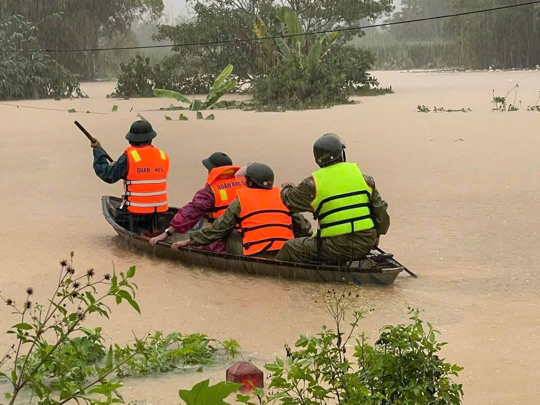 Chủ tịch Đà Nẵng chỉ đạo ứng phó mưa lũ và sạt lở đất cấp bách - Ảnh 10.