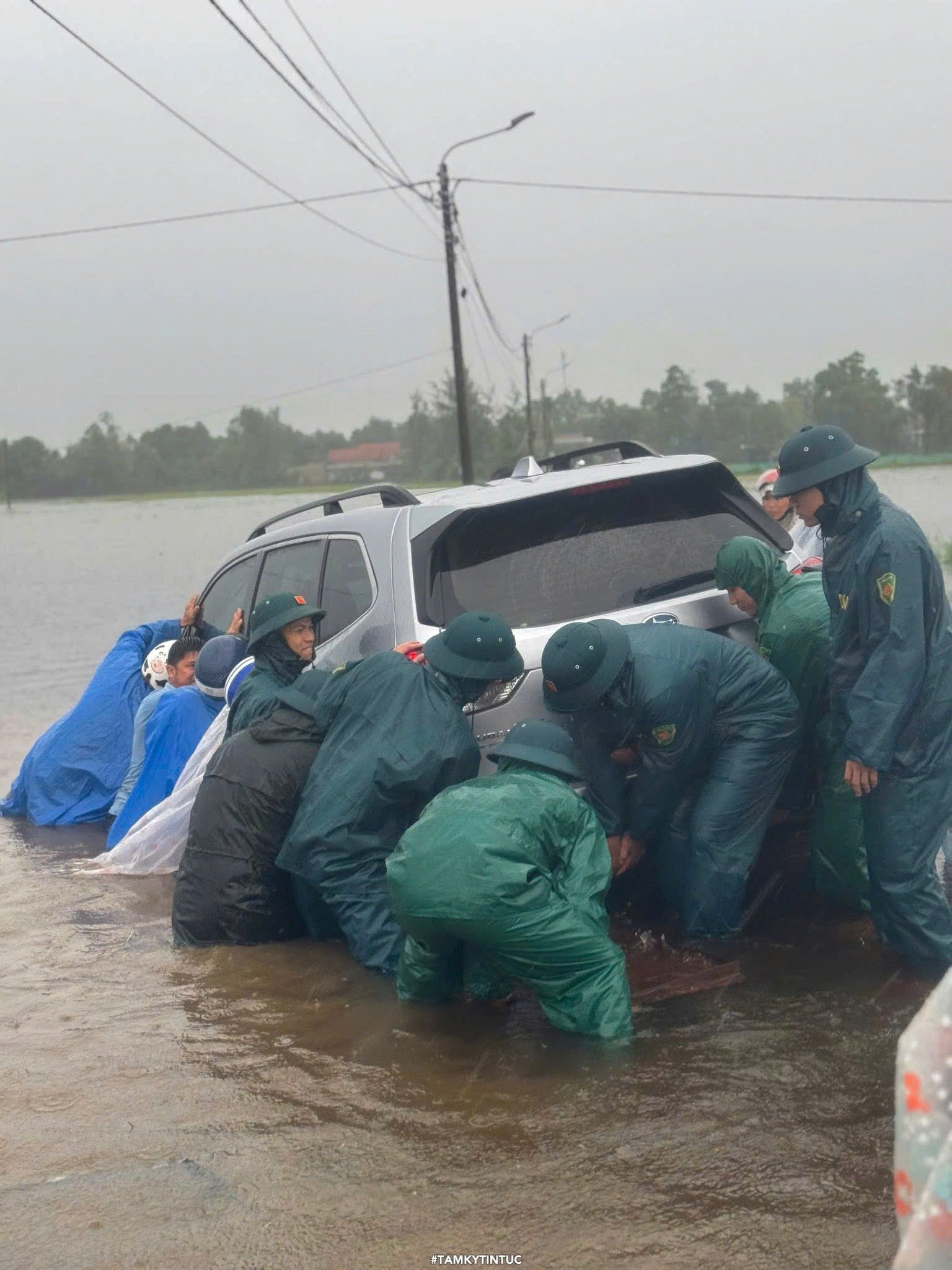 Chủ tịch Đà Nẵng chỉ đạo ứng phó mưa lũ và sạt lở đất cấp bách - Ảnh 11.