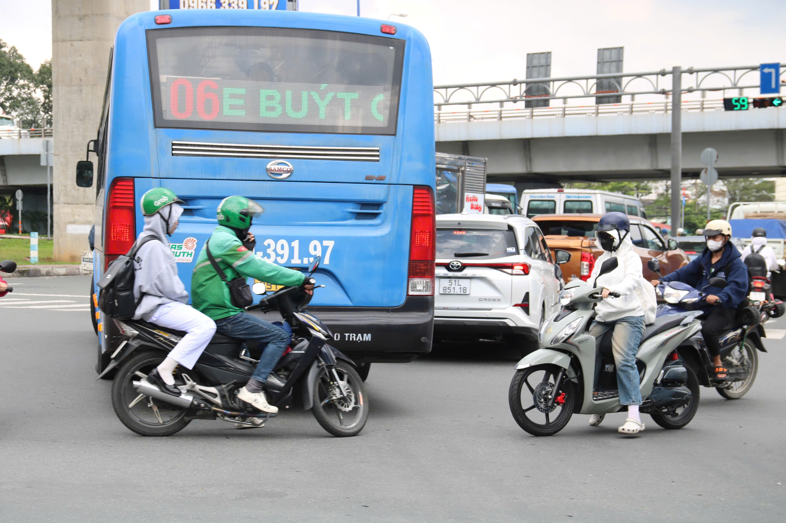 Điều chỉnh giao thông ngã tư Thủ Đức: Giải tỏa “điểm nóng” kẹt xe - Ảnh 4.