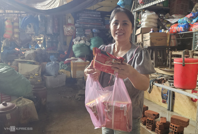 Sau lũ chị Hiên ra chợ mua phở gói về ăn buổi tối. Ảnh: Đắc Thành