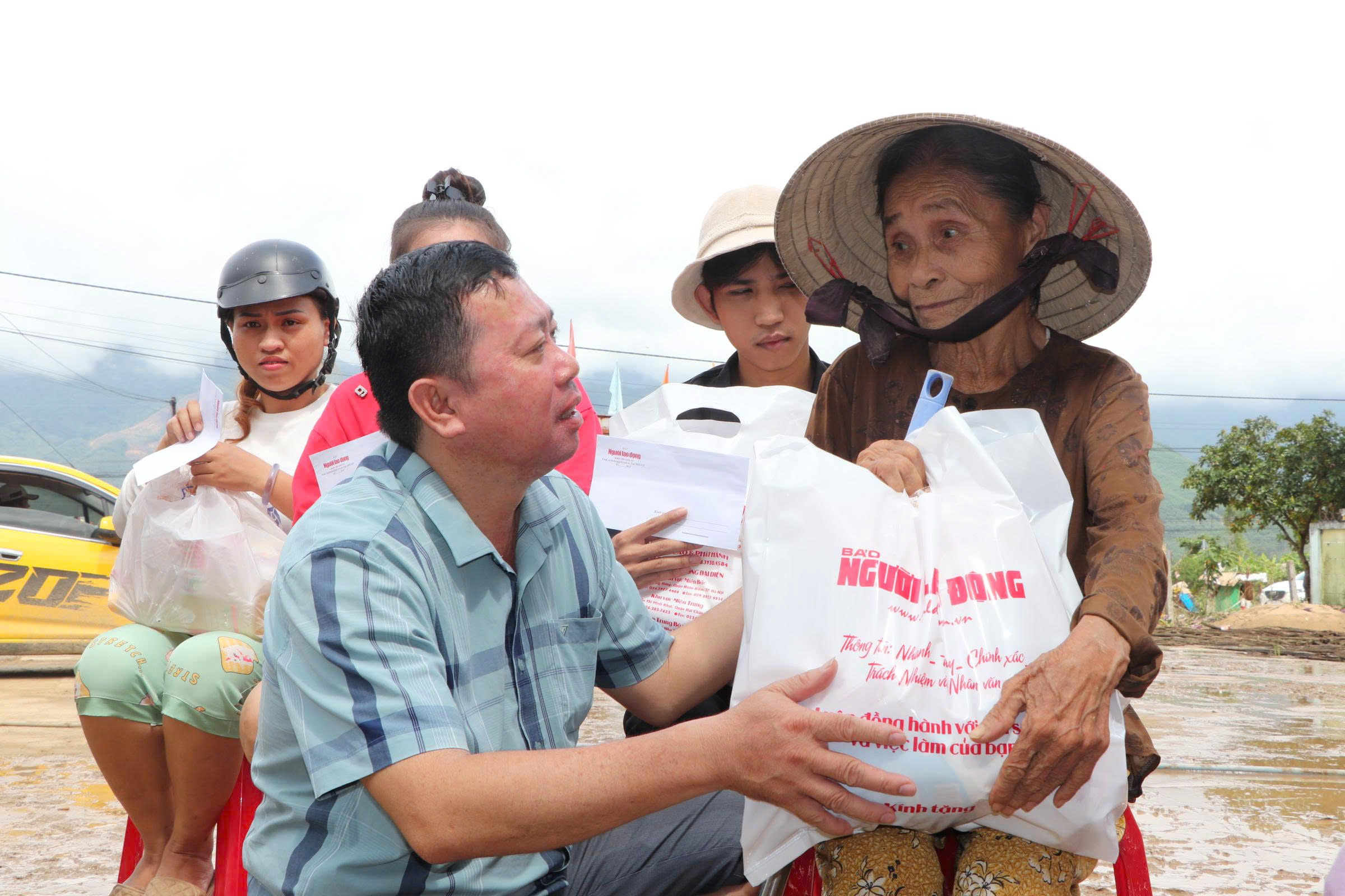 Trái tim miền Trung đến với vùng rốn lũ của Đà Nẵng - Ảnh 2.