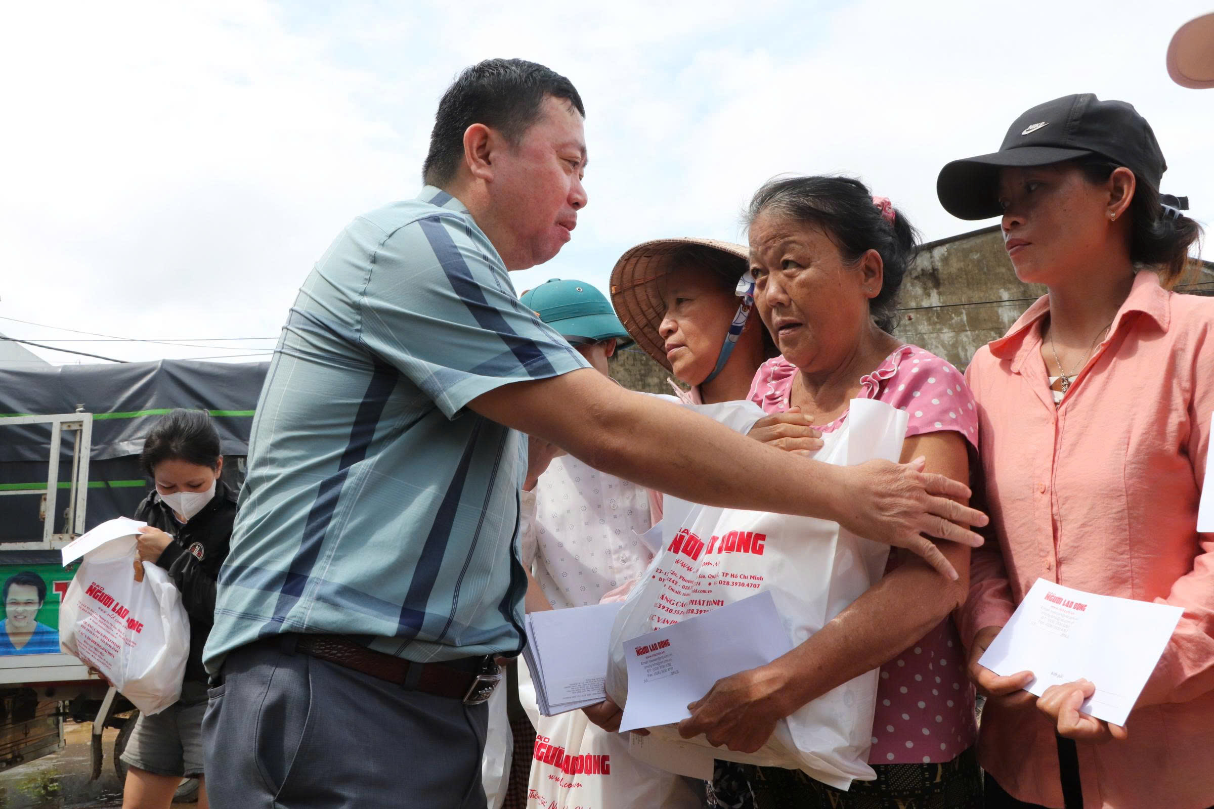 Trái tim miền Trung đến với vùng rốn lũ của Đà Nẵng - Ảnh 3.