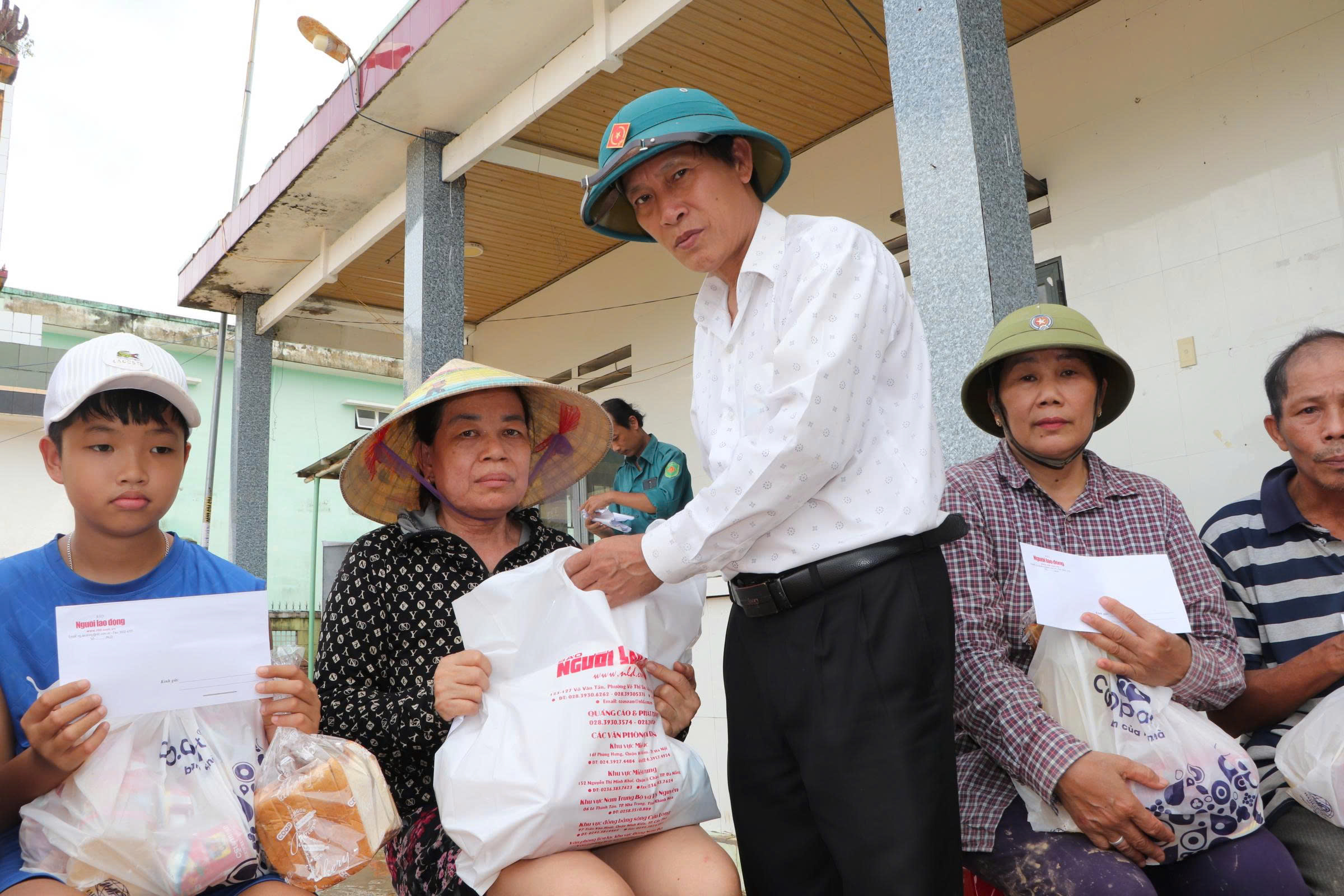 Trái tim miền Trung đến với vùng rốn lũ của Đà Nẵng - Ảnh 4.